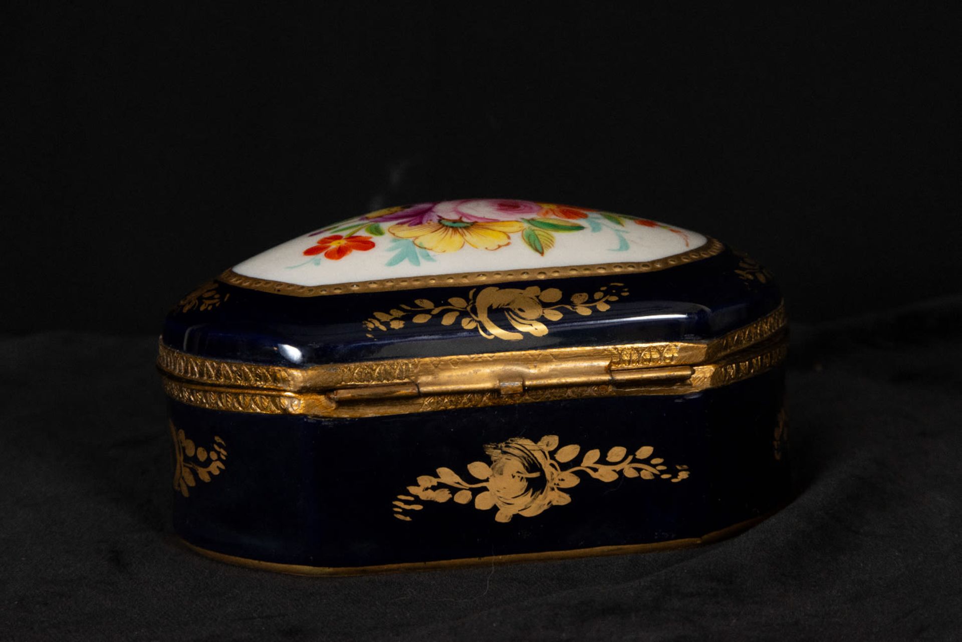 Pair of Sèvres porcelain dressing table jewelry boxes and porcelain swan, 19th century - Image 5 of 10