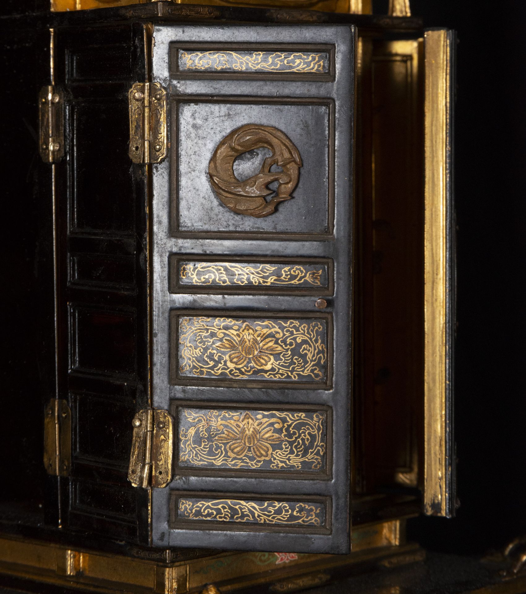 Beautiful Japanese Meiji cabinet with Buddha in lacquered and gilded wood, 19th century - Image 7 of 8