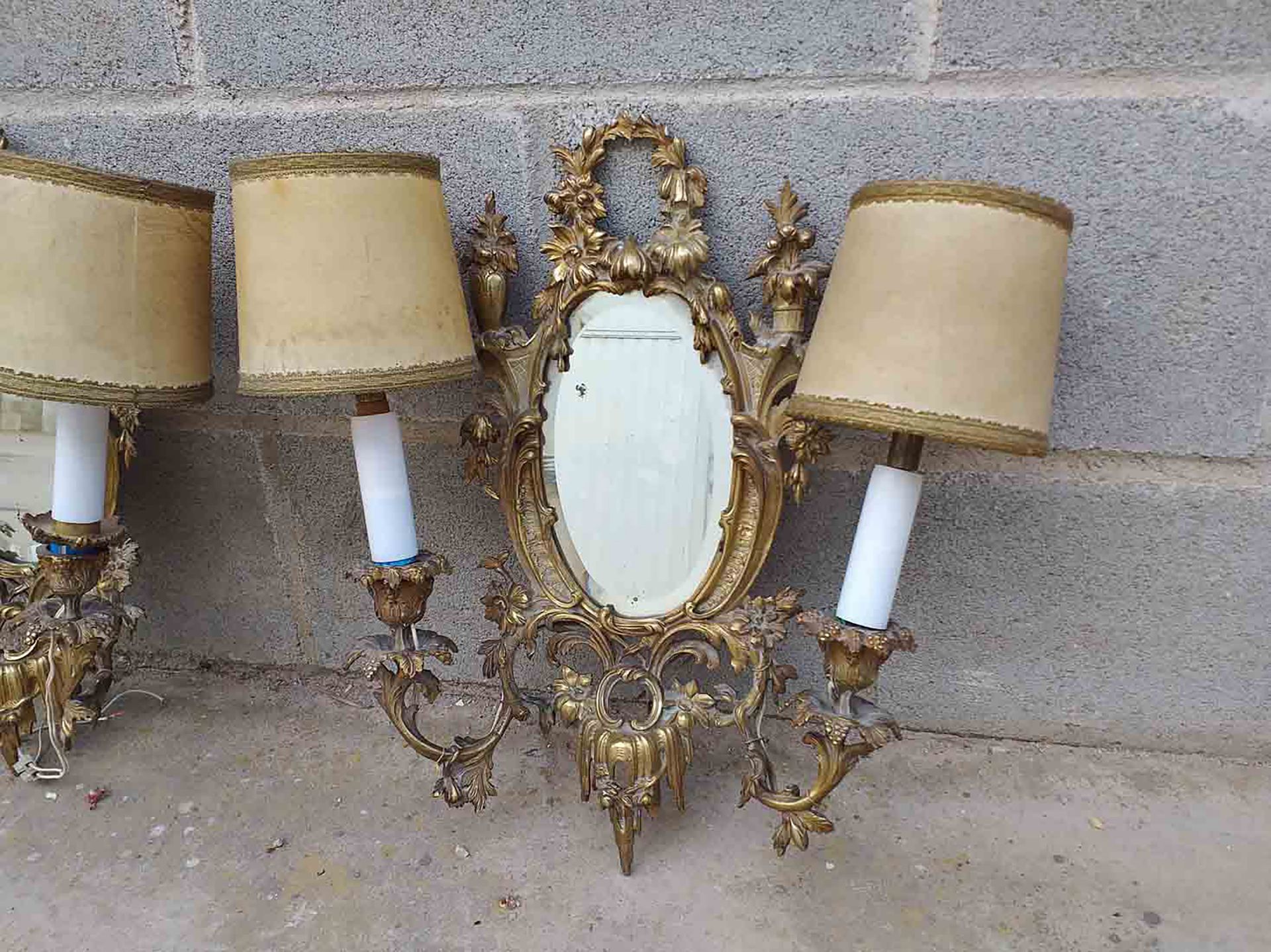 Pair of elegant lamps in the form of French Louis XV style wall sconces in gilt bronze, 19th century - Image 2 of 2