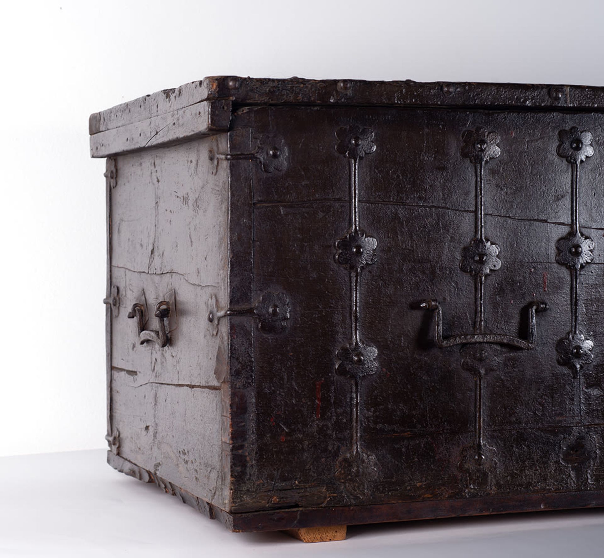 Massive Medieval Gothic Iron Chest, 15th century , in cast iron - Image 6 of 7