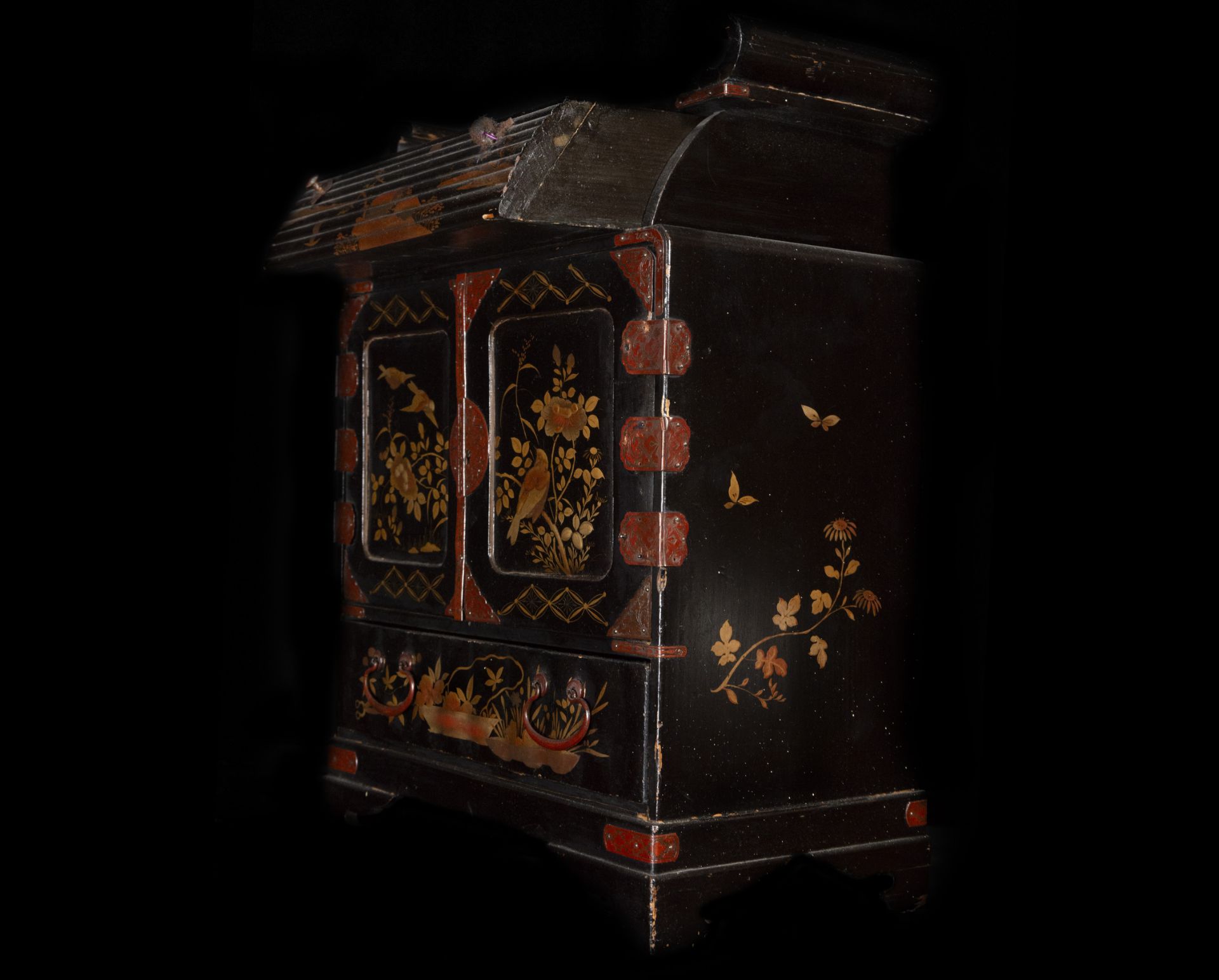 Exquisite Japanese Meiji tabletop cabinet in lacquered and gilded wood, 19th century - Image 7 of 8