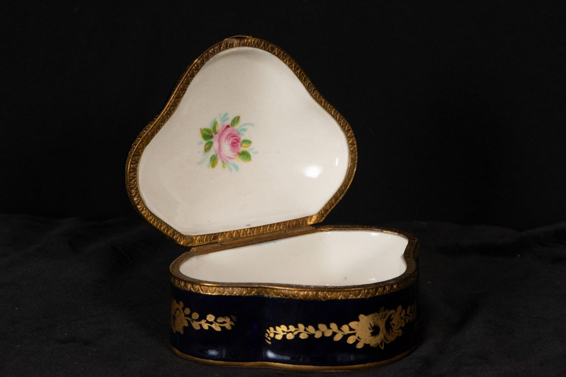 Pair of Sèvres porcelain dressing table jewelry boxes and porcelain swan, 19th century - Image 4 of 10