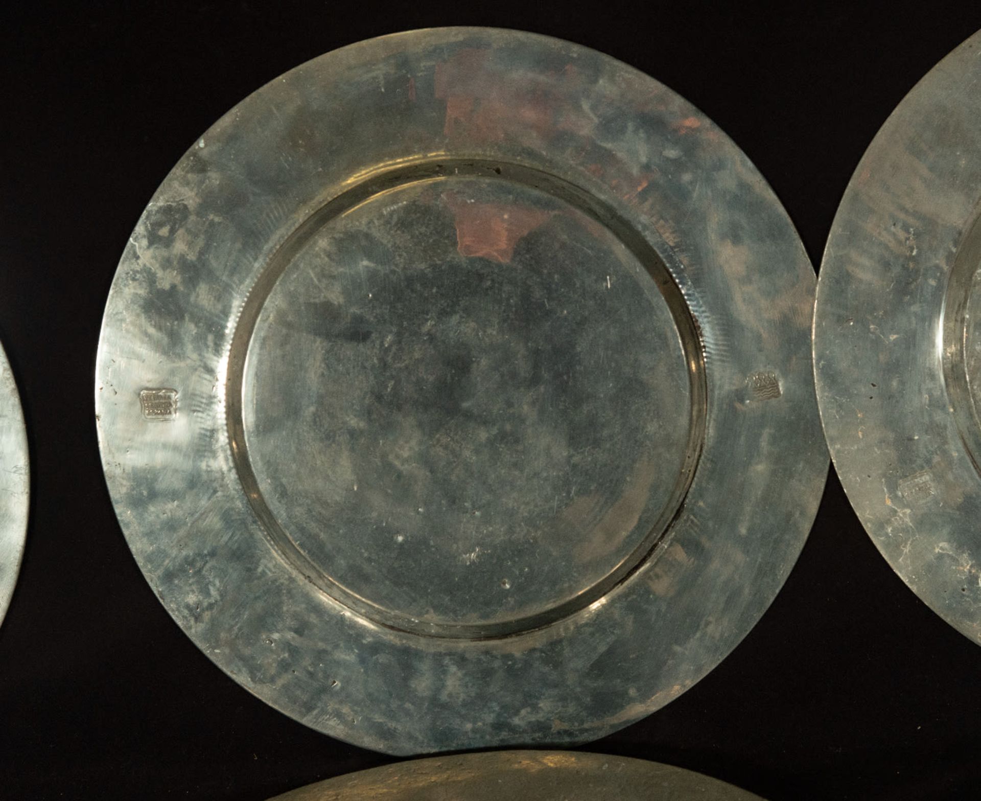 Important decorative set of 12 large display trays in silvered metal in the Spanish Philip II style - Image 4 of 5