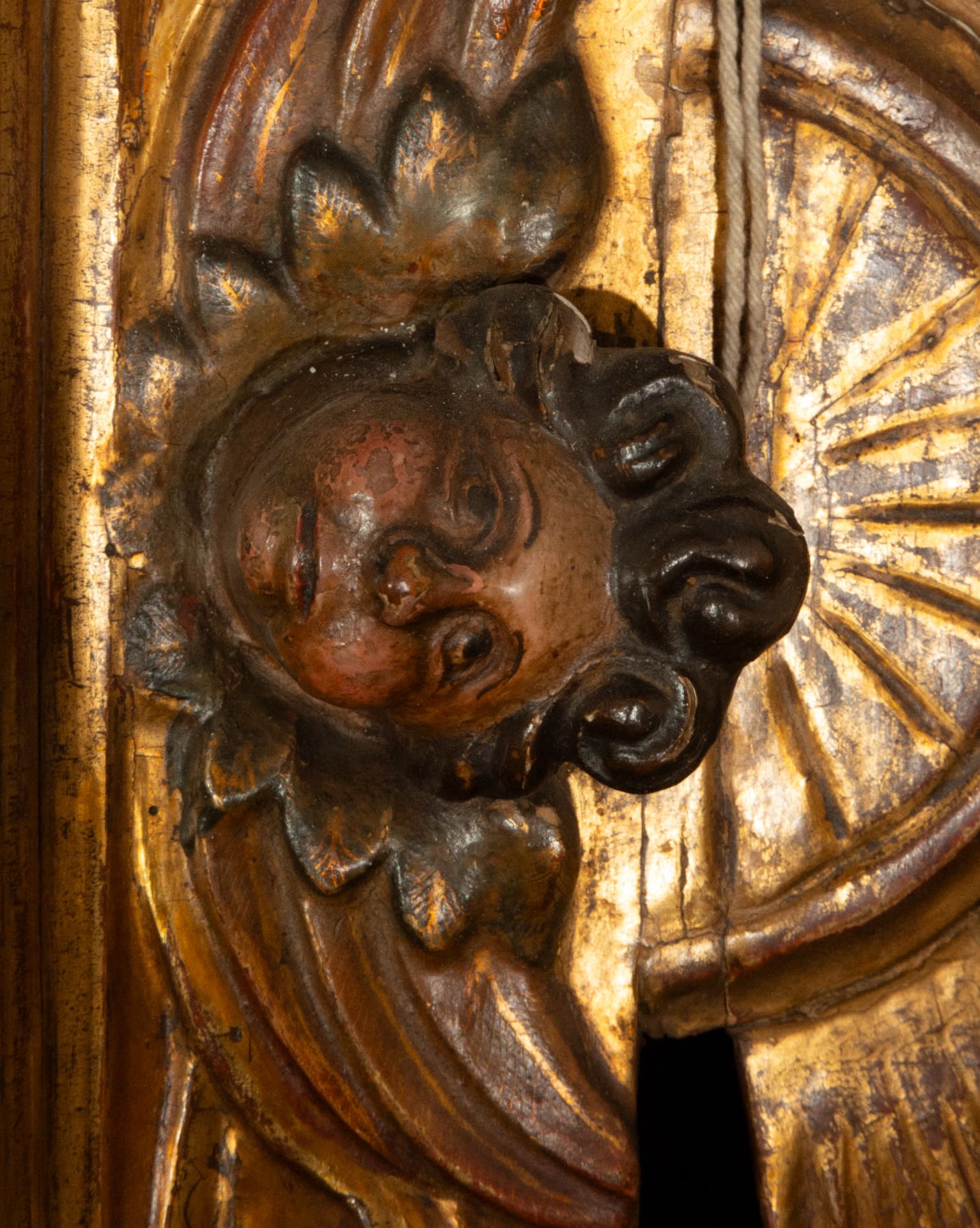 Cornucopia frame from the 17th century in polychrome and gilded wood relief with gold leaf - Image 5 of 8