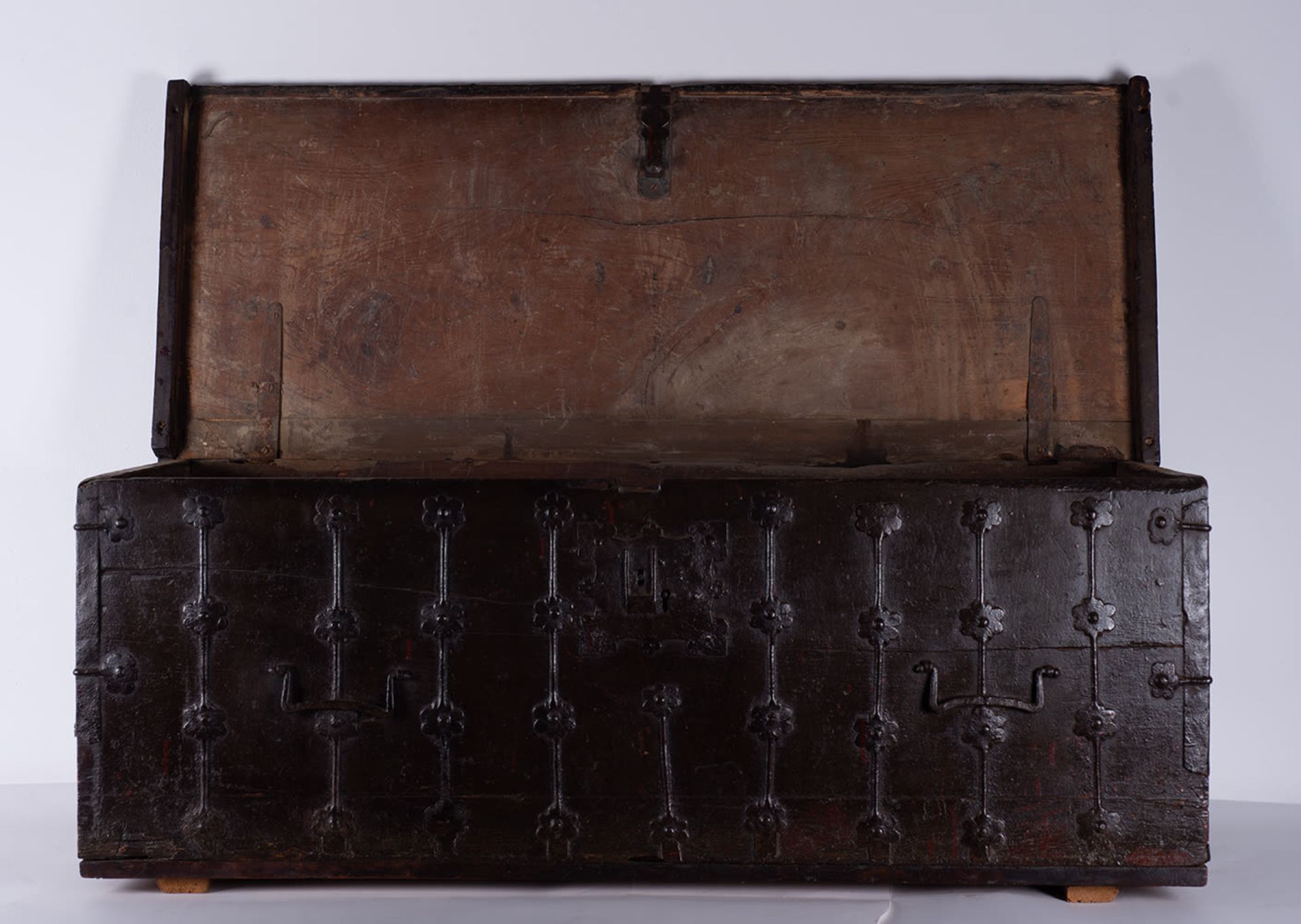 Massive Medieval Gothic Iron Chest, 15th century , in cast iron - Image 5 of 7