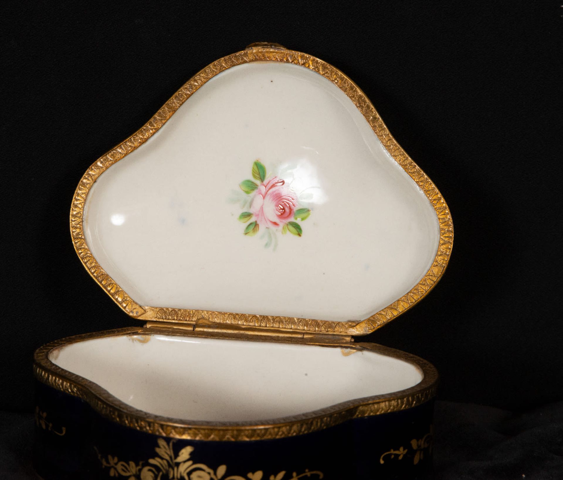 Pair of Sèvres porcelain dressing table jewelry boxes and porcelain swan, 19th century - Image 8 of 10