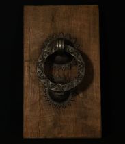 Mudéjar door knocker in wrought iron, with oak wood support