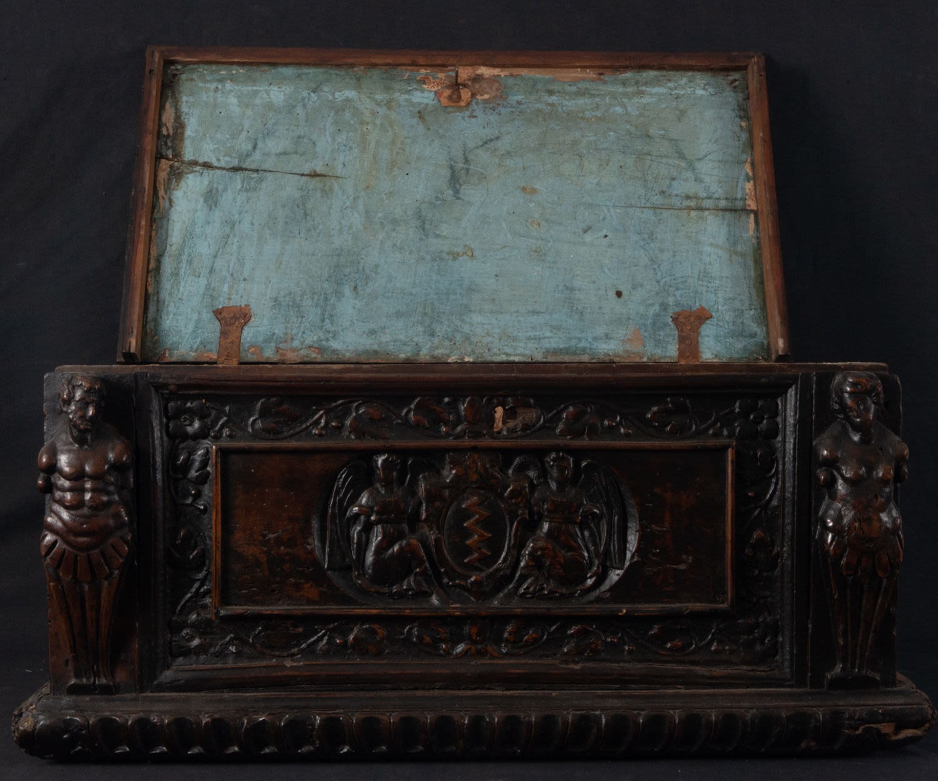 Large and Important Renaissance Chest, Spain or Italy, 16th century - Image 4 of 7
