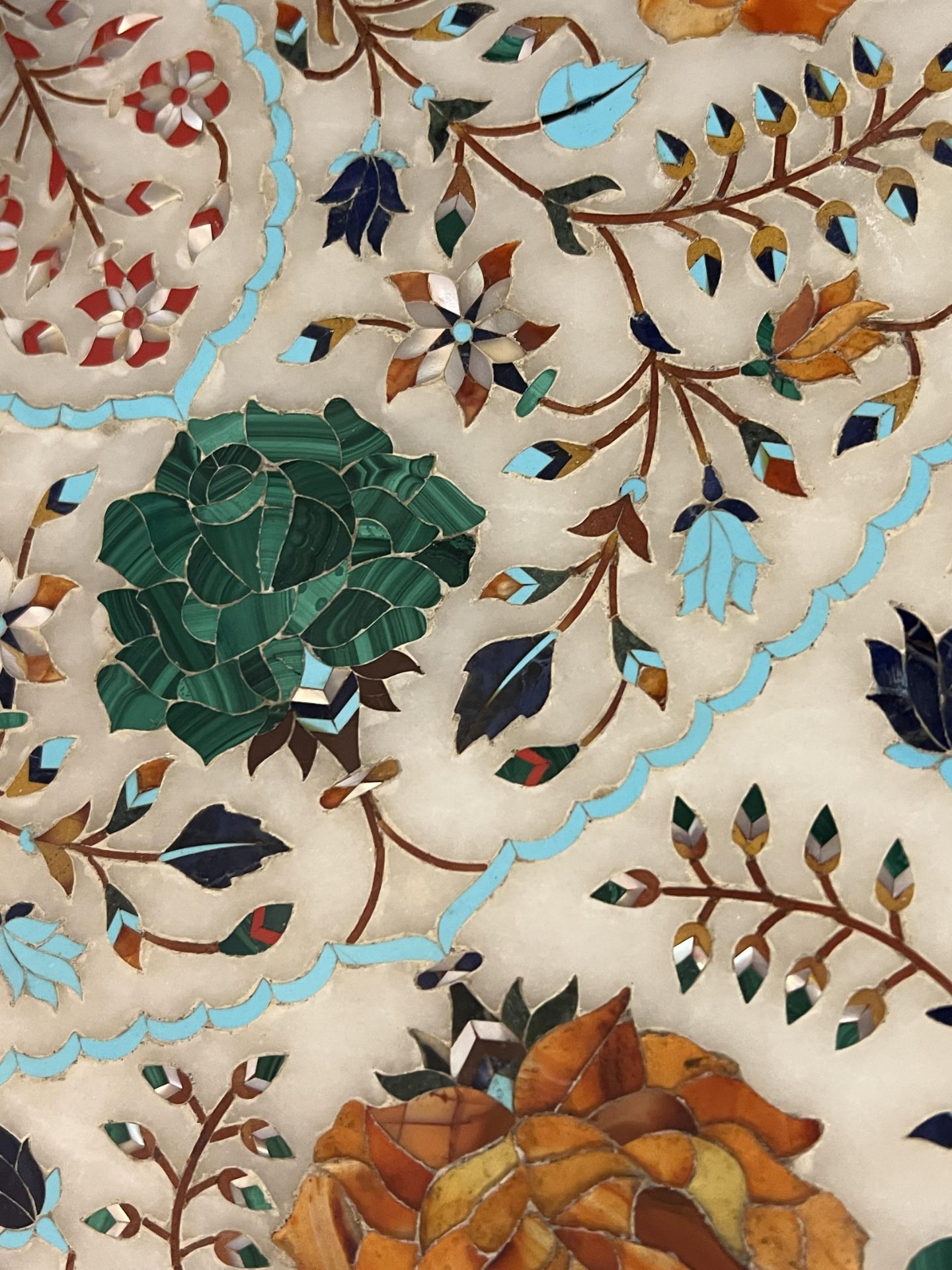 Distinguished Anglo Indian Table inTaj Majal white marble inlays of semi-precious stones, Indian wor - Image 4 of 6