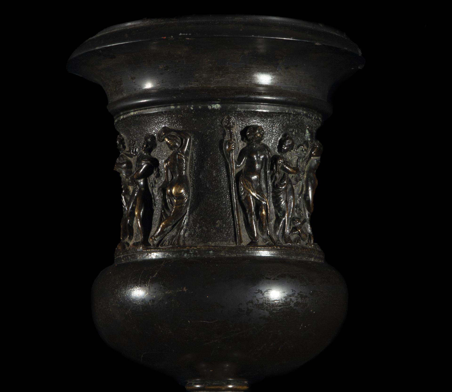 Italian Medici-type Grand Tour cup in bronze from the 19th century representing Bacchanal - Image 2 of 3