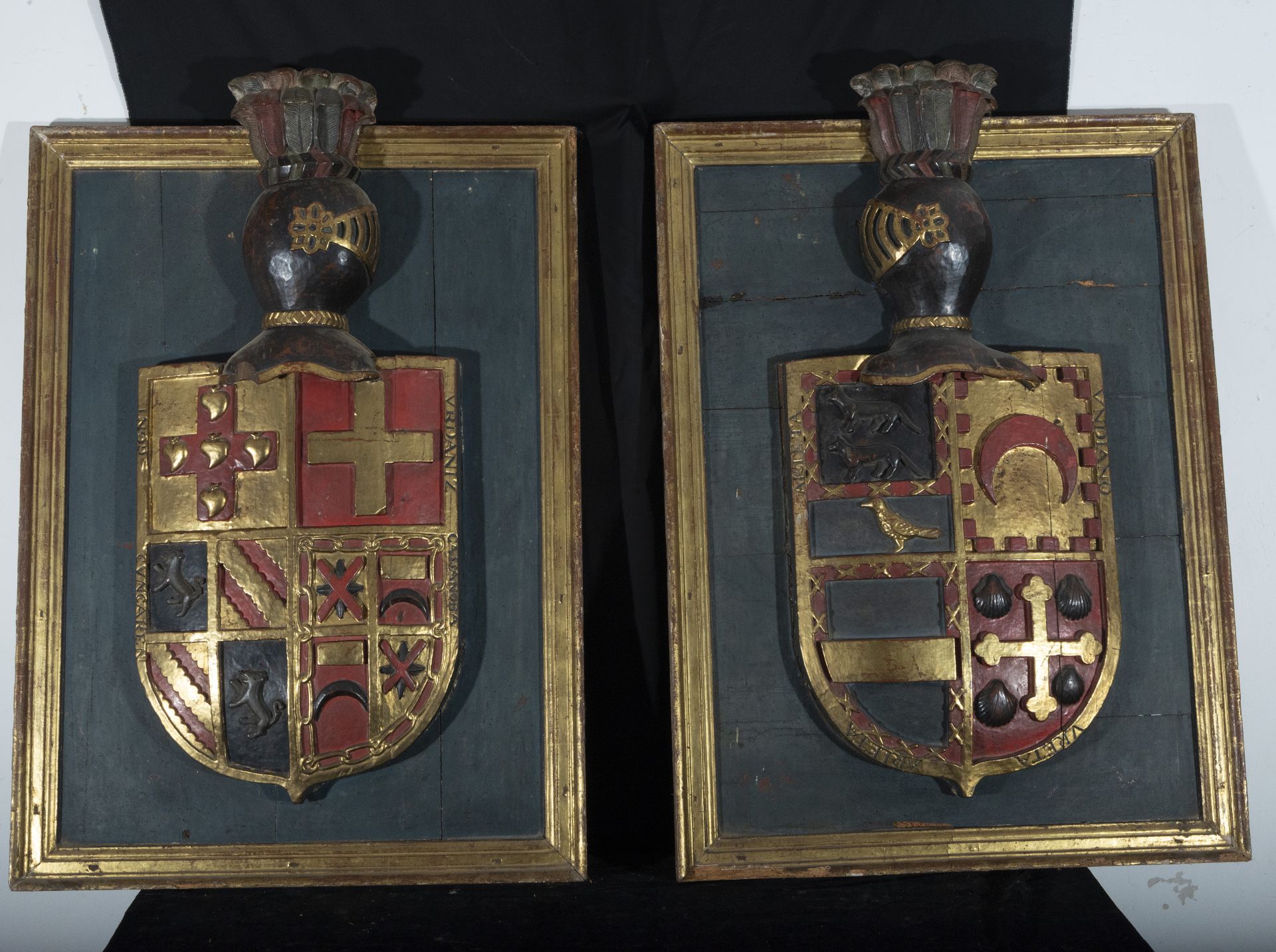 Pair of Large Noble Heraldic Shields in Renaissance carved wood, Spain or Portugal 16th century - ea