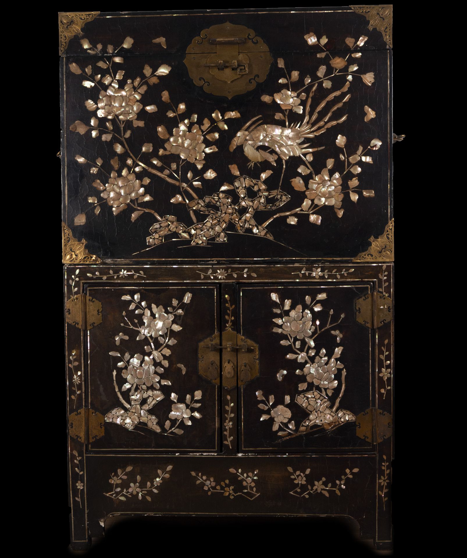 Beautiful Japanese William & Mary Cabinet in lacquer and mother of pearl from the 17th century