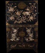 Beautiful Japanese William & Mary Cabinet in lacquer and mother of pearl from the 17th century