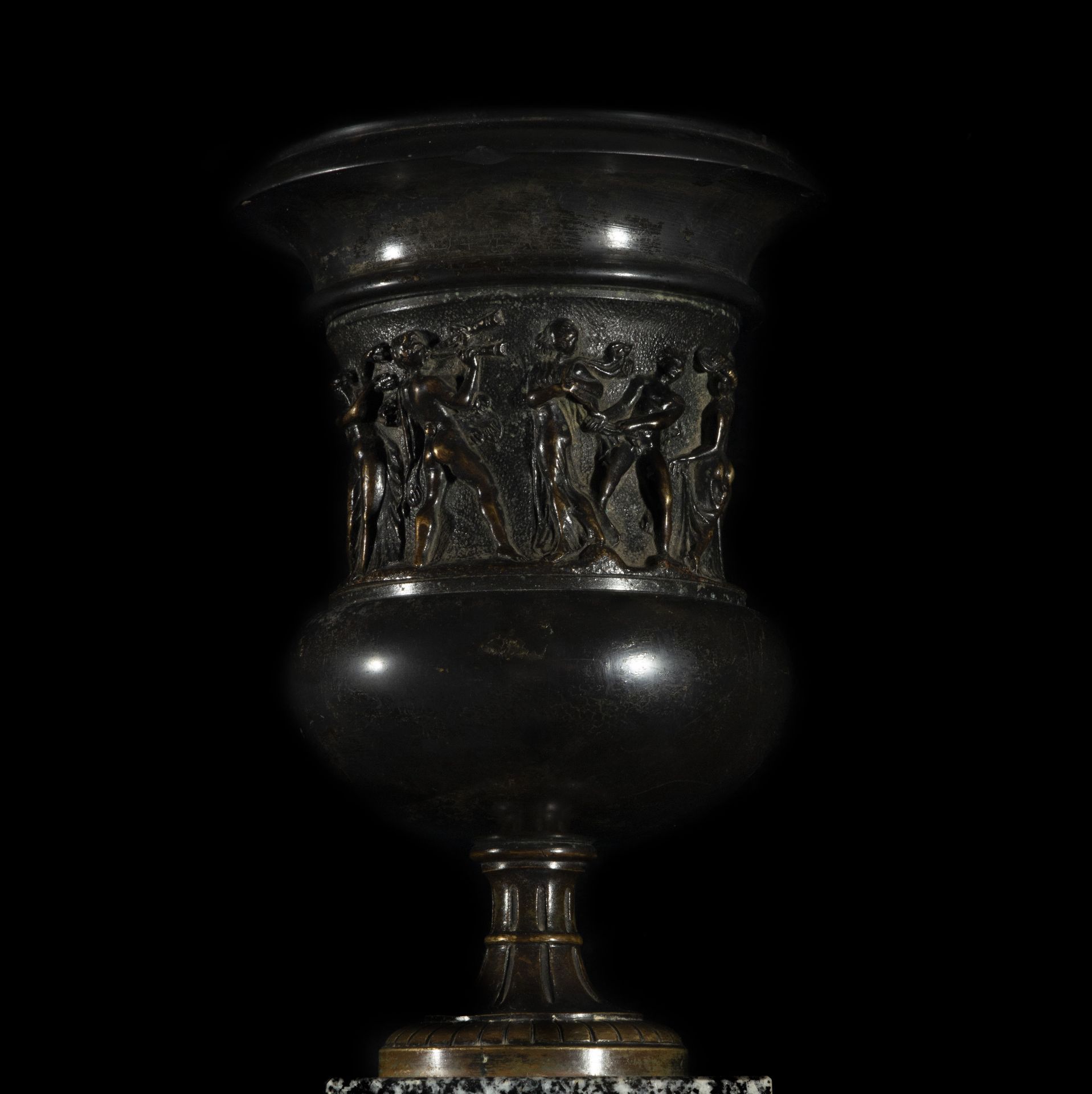 Italian Medici-type Grand Tour cup in bronze from the 19th century representing Bacchanal - Image 3 of 3
