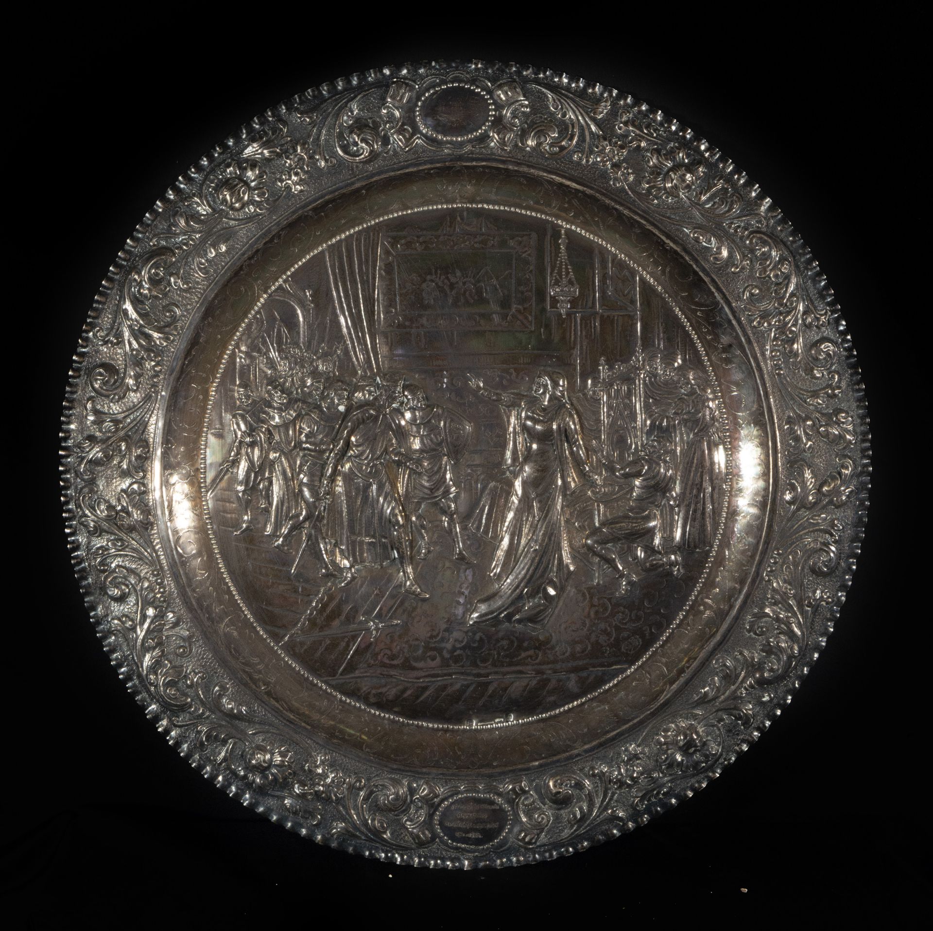 Fine silver plate from the 19th century with a central motif of the Catholic Monarchs