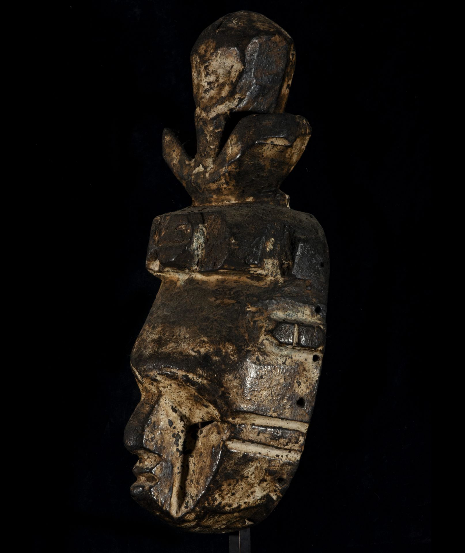 20th century African Bini ritual mask from Nigeria, certificate attached - Image 2 of 4