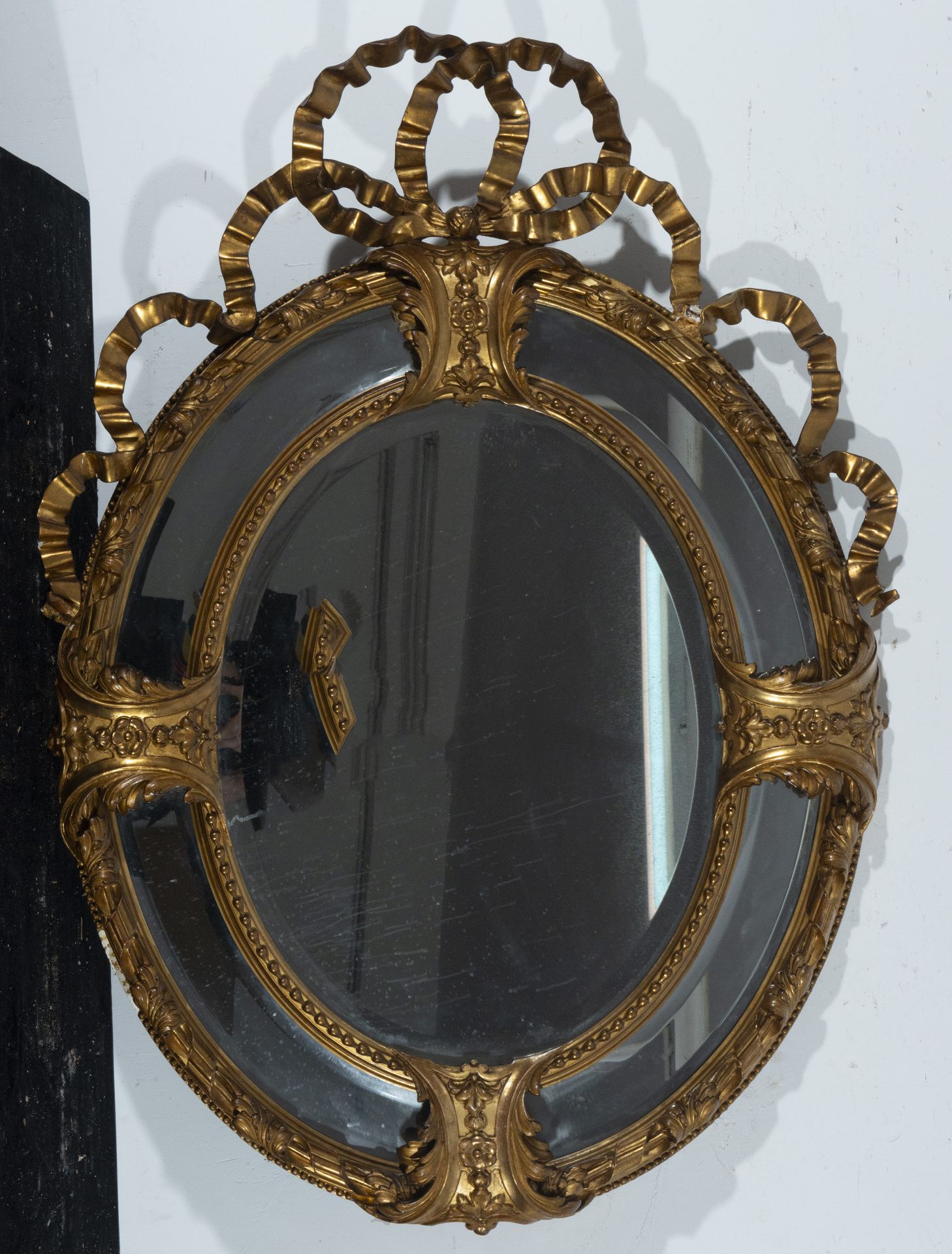 Decorative oval mirror from the 19th century