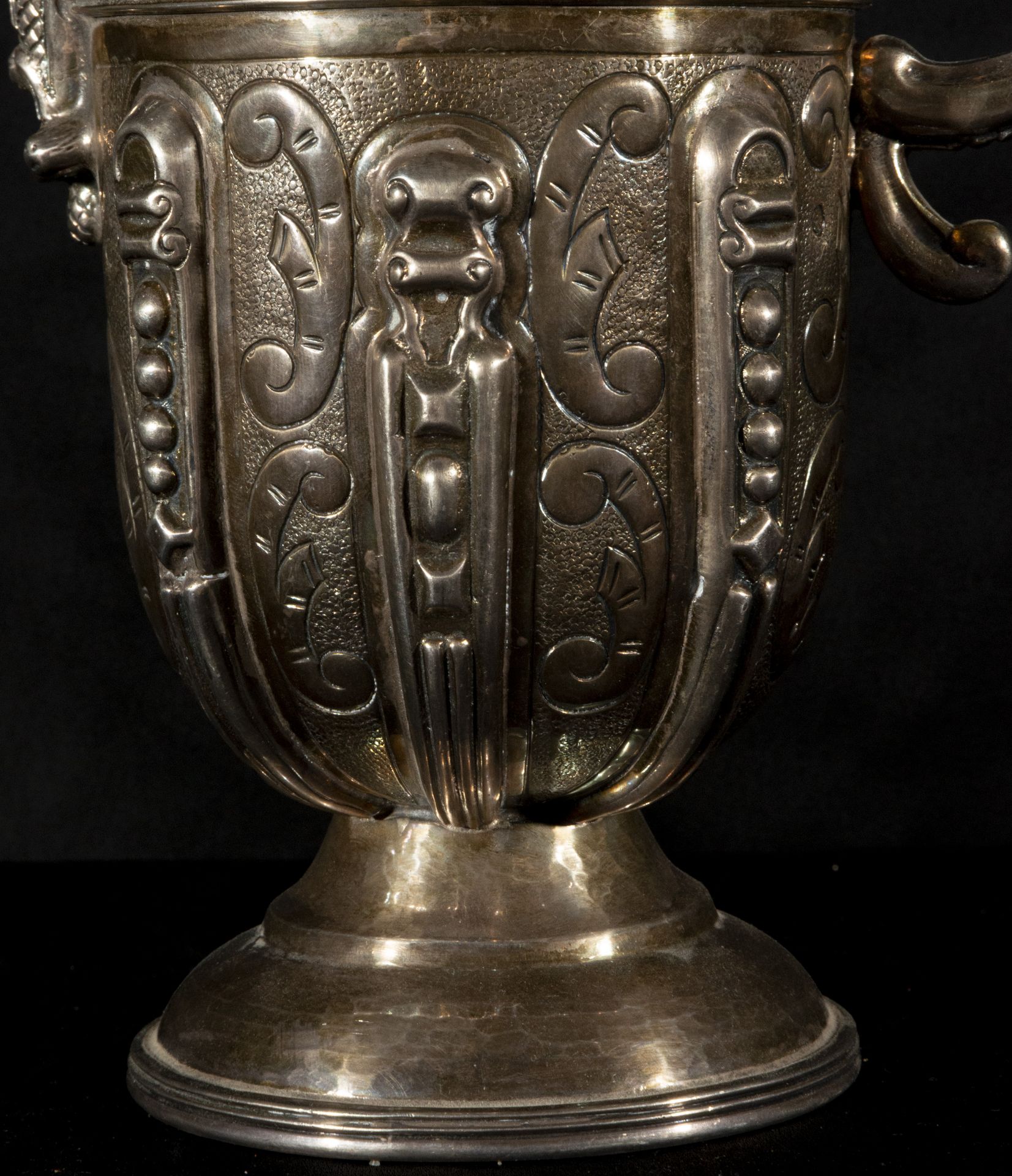 Large and heavy Renaissance style Jug in solid Sterling silver, following Spanish Plateresque models - Bild 3 aus 3