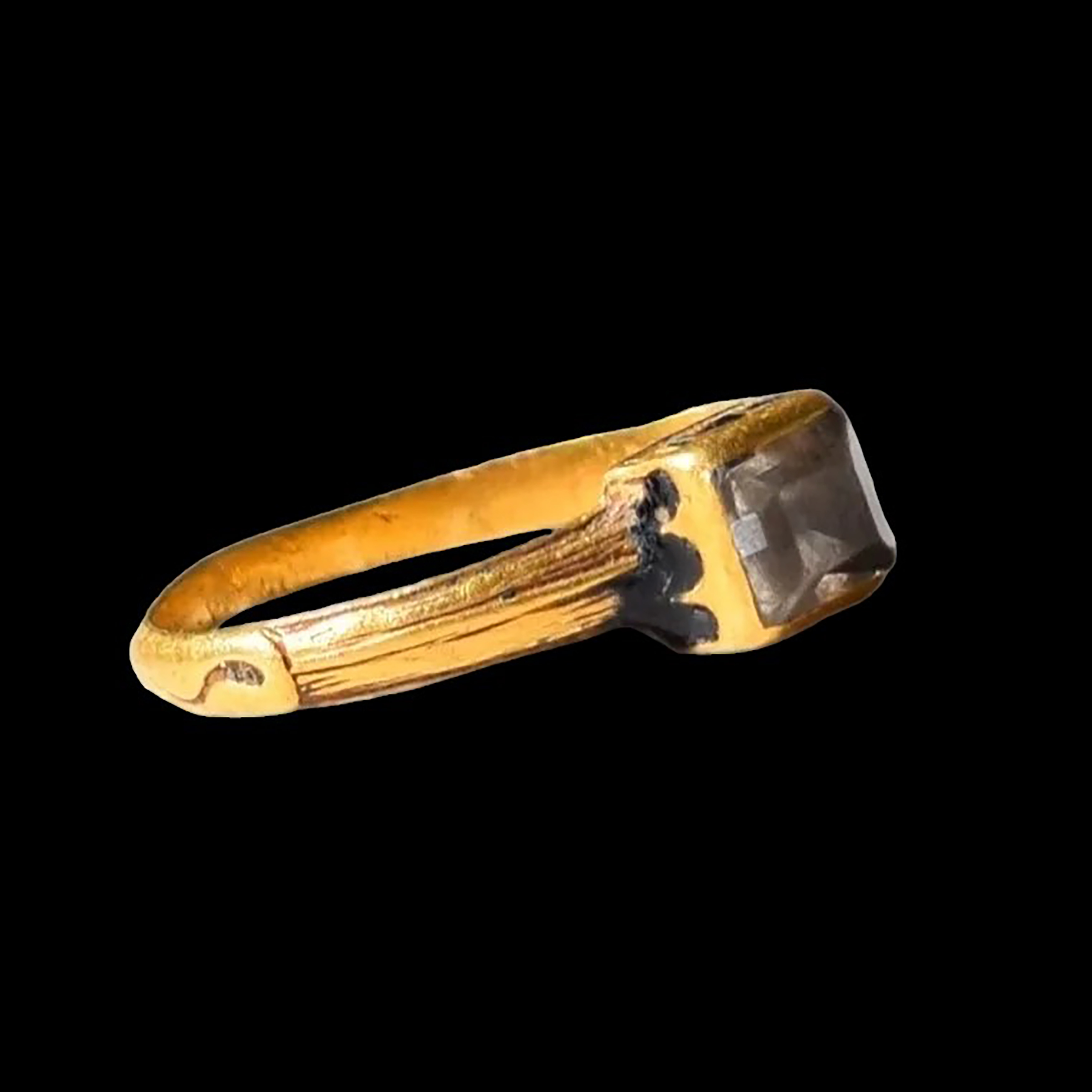 Gold and enamel ring set with a table cut rock crystal. Netherlands, 17th century. - Image 3 of 5