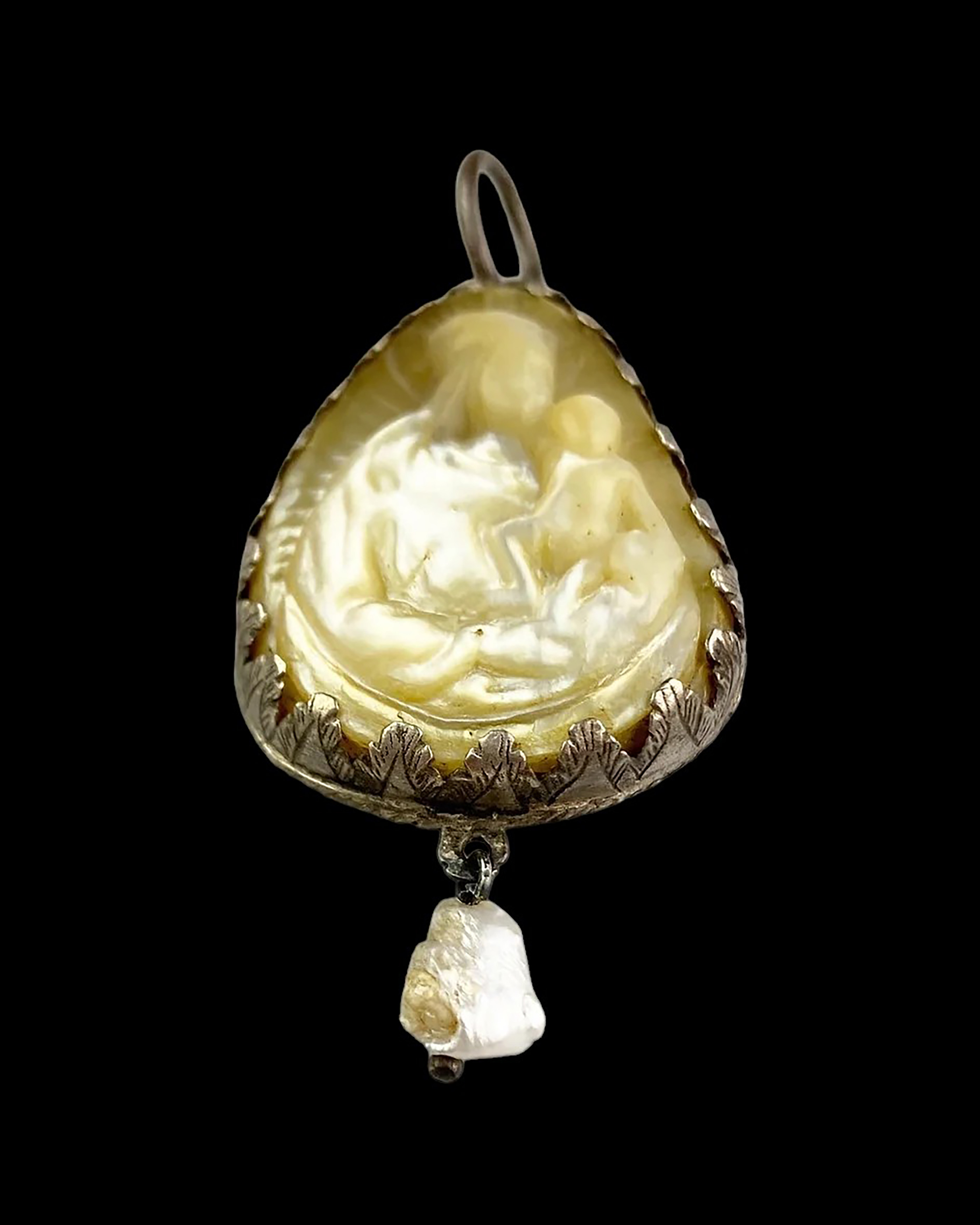 Mother-of-pearl cameo pendant of the Virgin and Child. German, 15th century. - Image 3 of 6