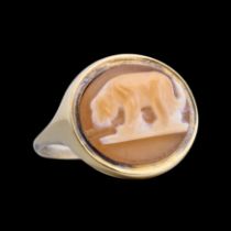 Gold ring with an agate cameo of a striding Lioness. European school, 17th century.