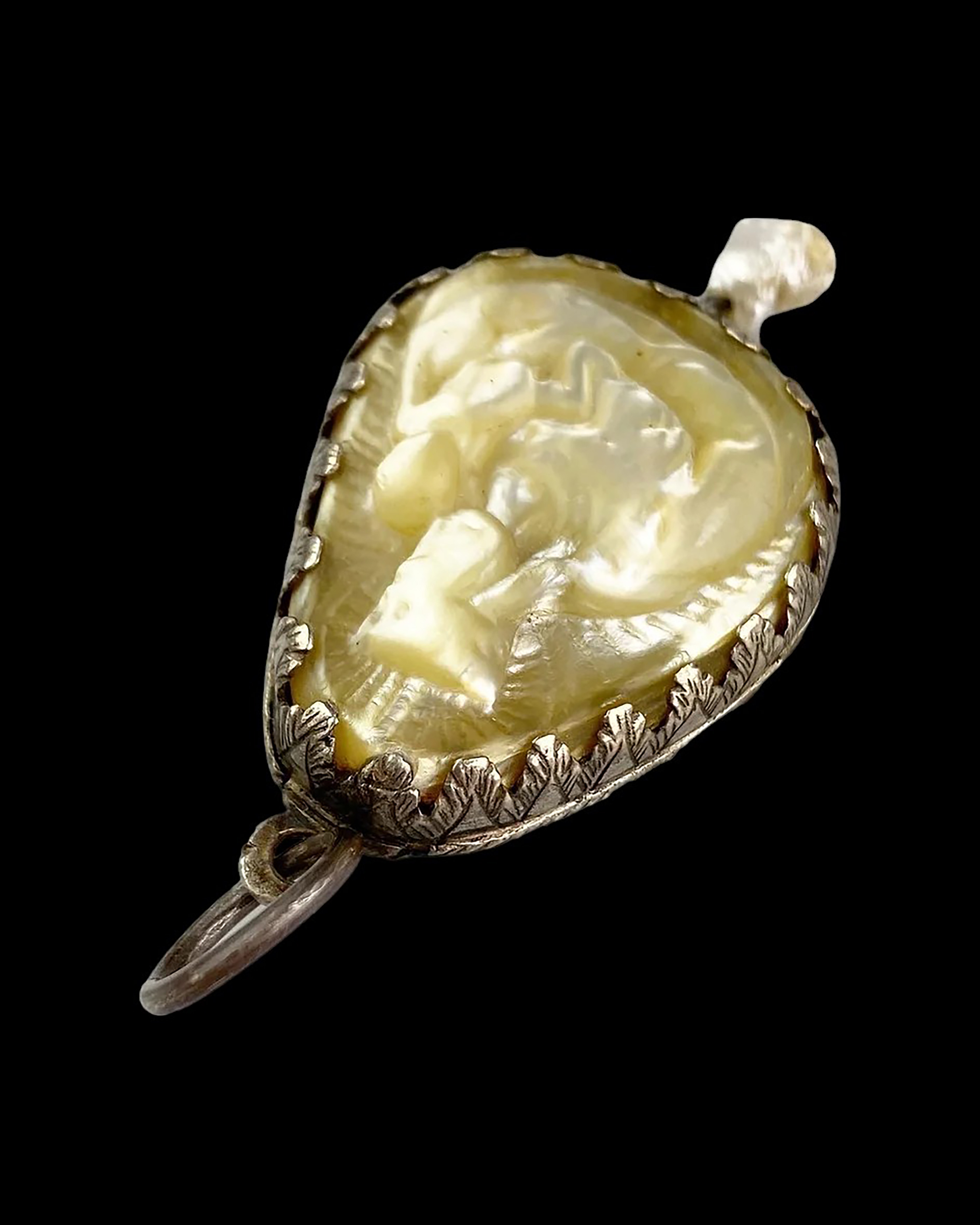 Mother-of-pearl cameo pendant of the Virgin and Child. German, 15th century. - Image 2 of 6