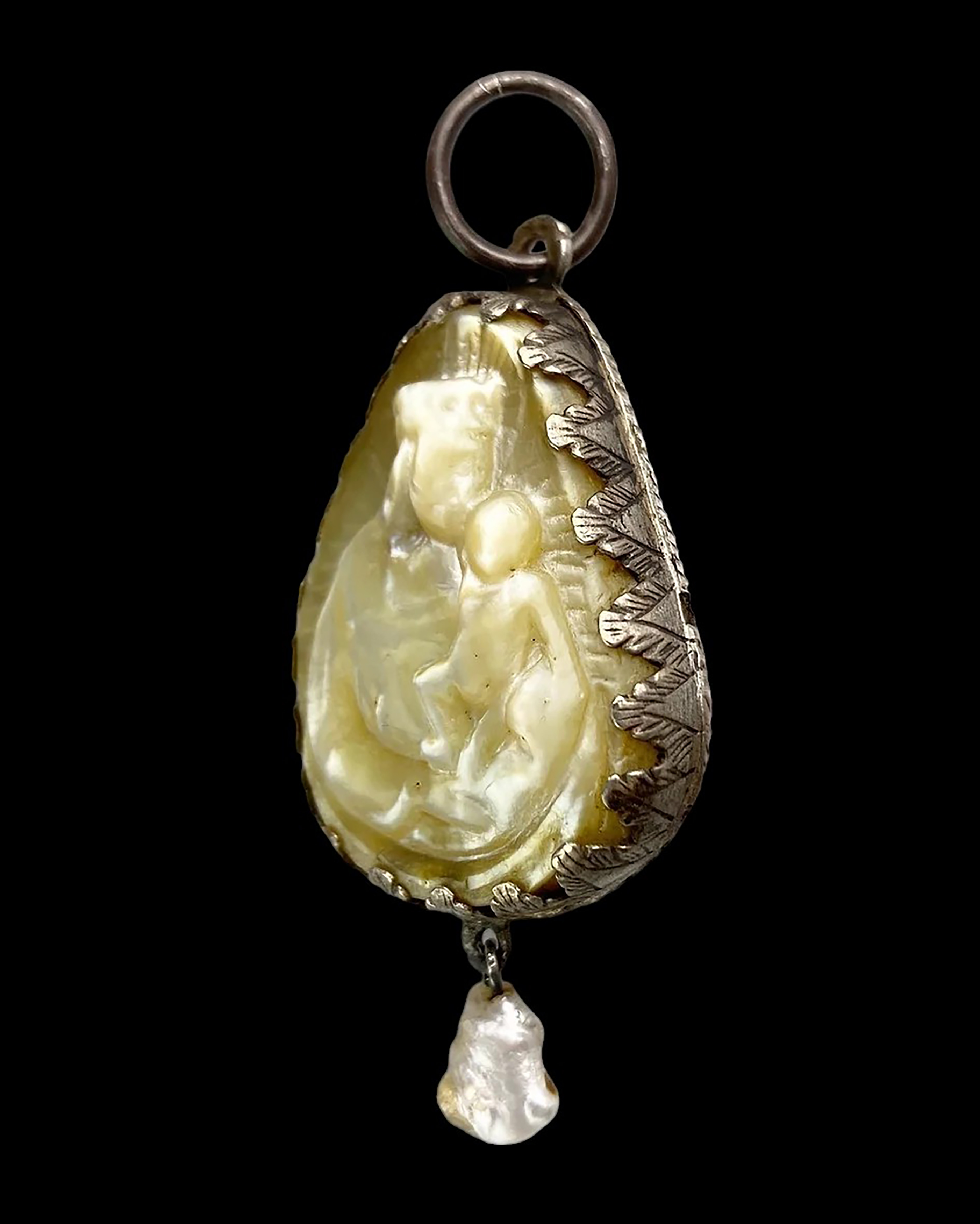 Mother-of-pearl cameo pendant of the Virgin and Child. German, 15th century. - Image 4 of 6