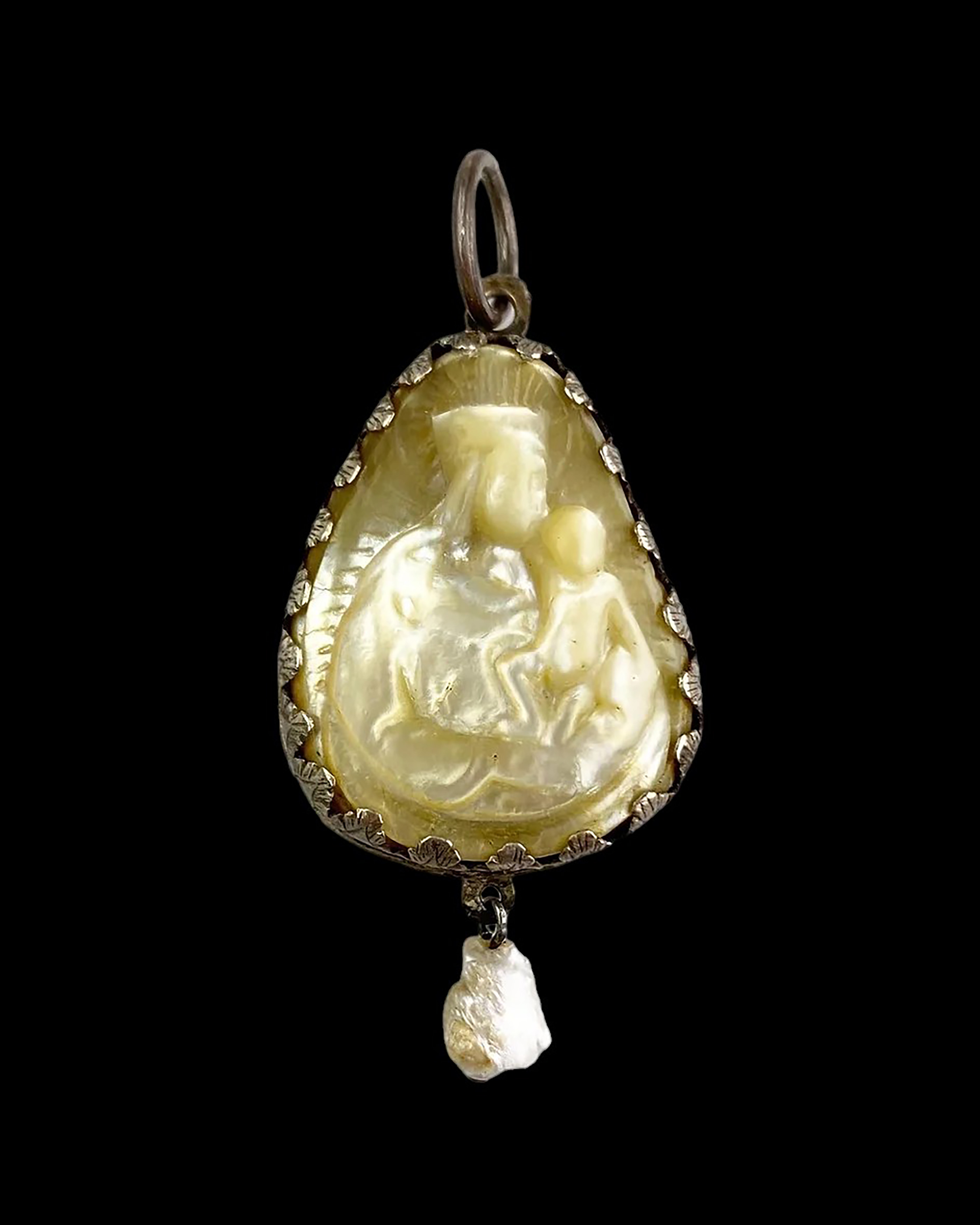 Mother-of-pearl cameo pendant of the Virgin and Child. German, 15th century.