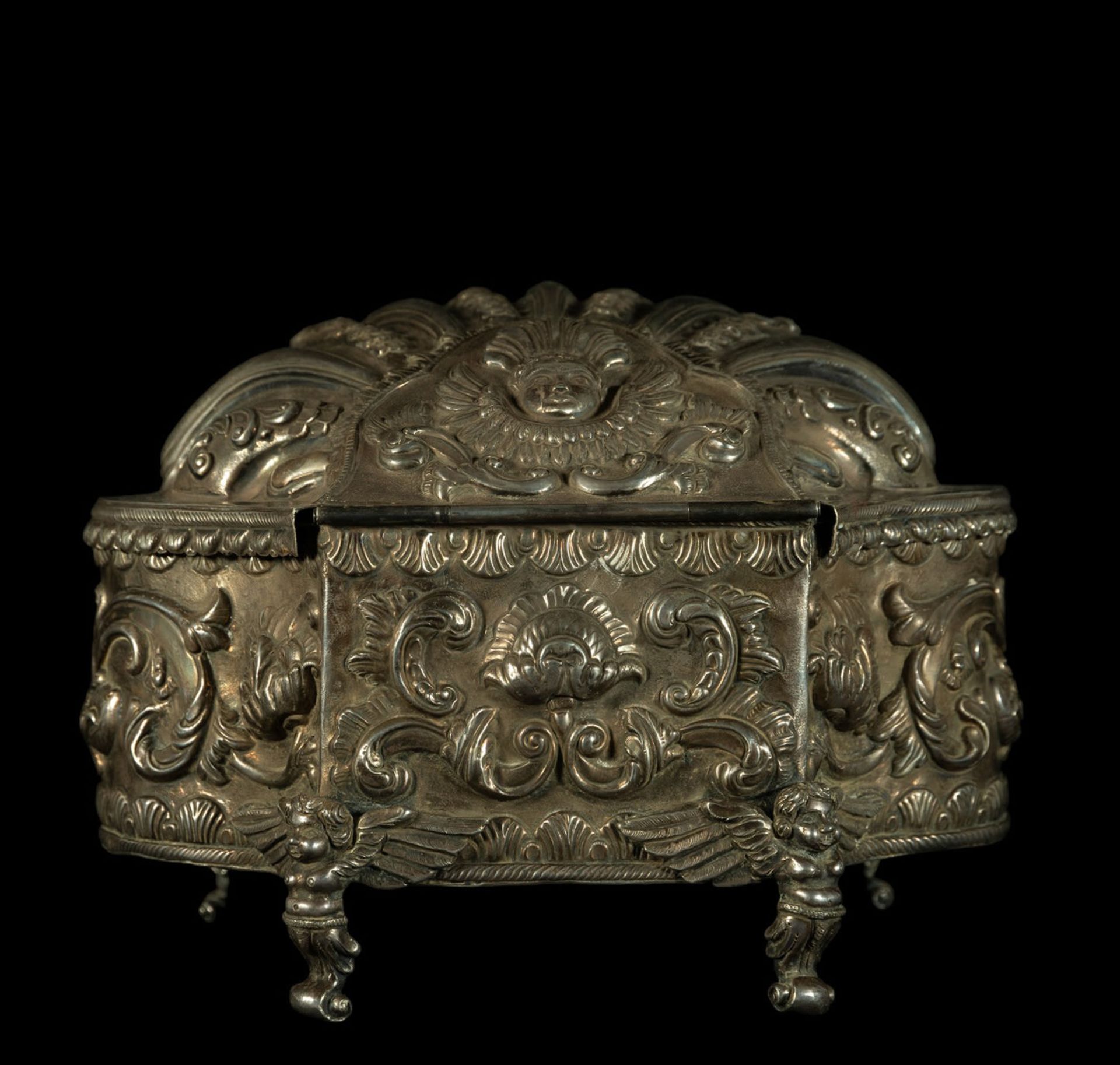 Rare colonial 1.315 Kg Fine Silver coke leaves box, Viceroyalty of Peru 17th century - Image 3 of 6