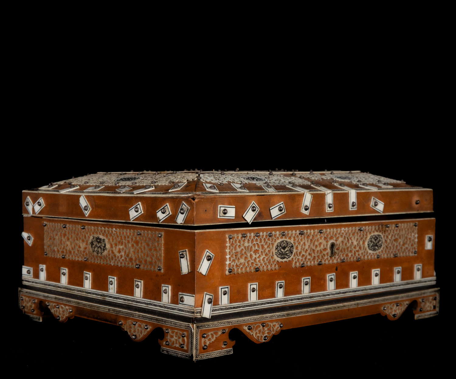 Indian tabletop chest in wood and carved bone marquetry with floral motifs, 19th century - Image 4 of 6