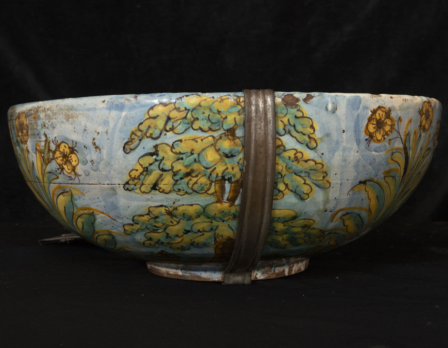 Large Talavera de la Reina bowl with rare motif of Julius Caesar on Horseback, 17th century - Image 4 of 4
