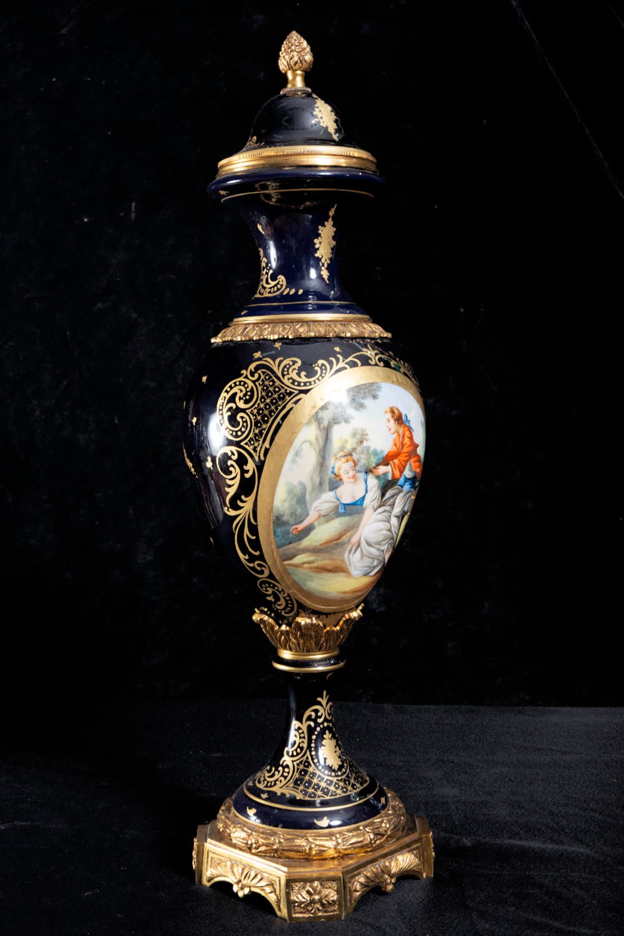 Great pair of French porcelain vases "Sevres Blue", mounted in gilt bronze, late 19th century - Bild 6 aus 6