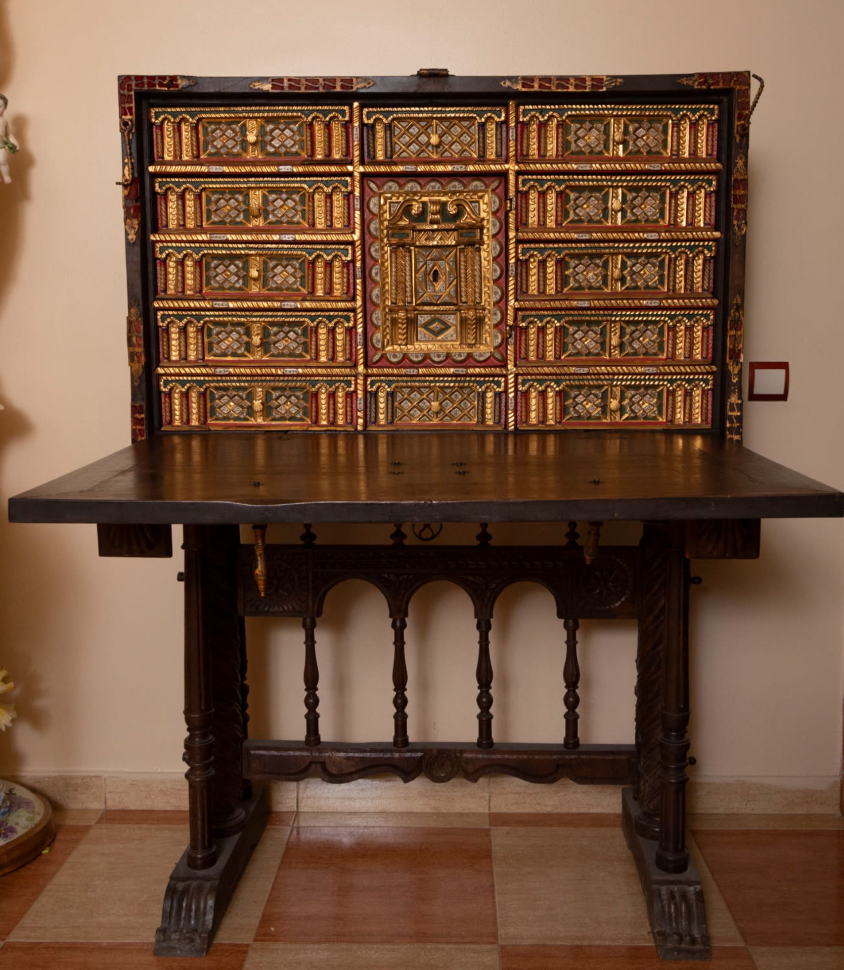 Important Spanish colonial Vargas Style "Bargueño" Cabinet with table from the 17th century early 18