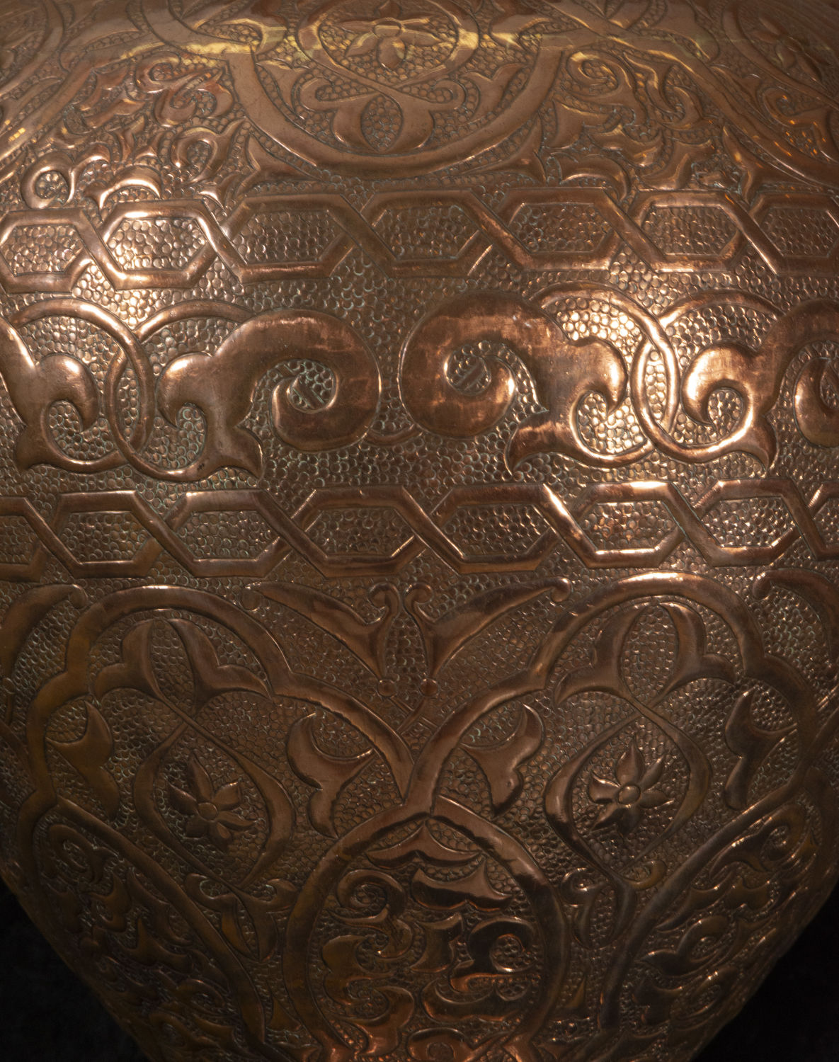 Pair of Large Embossed Copper Vases in the "Alhambra" style, Andalusian Granada work from the 19th c - Image 6 of 10