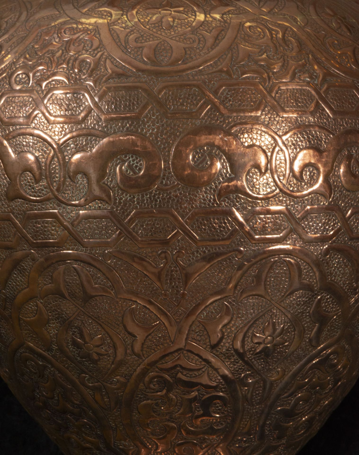 Pair of Large Embossed Copper Vases in the "Alhambra" style, Andalusian Granada work from the 19th c - Bild 6 aus 10