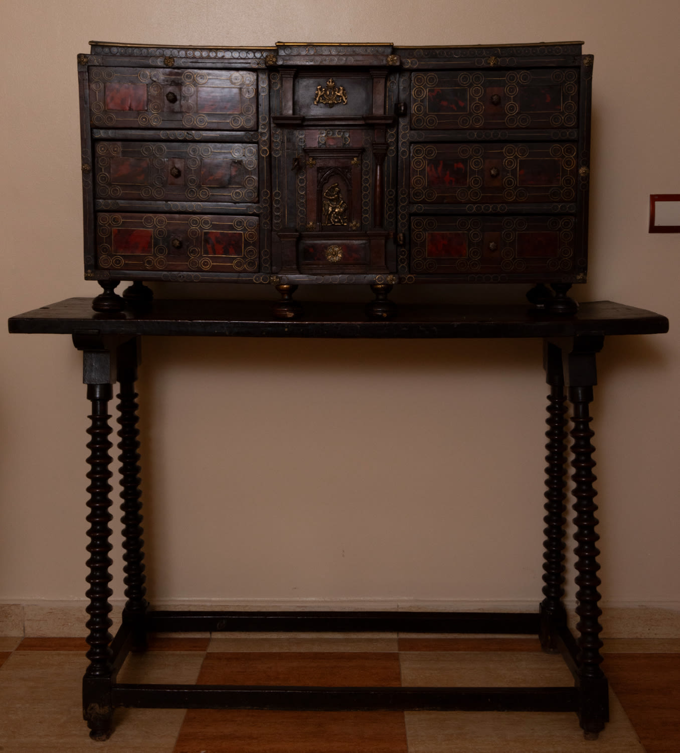 Decorative "Bargueño" Italo Flemish, in tortoiseshell and fruit marquetry from the 18th century with