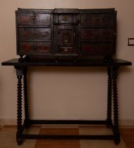 Decorative "Bargueño" Italo Flemish, in tortoiseshell and fruit marquetry from the 18th century with