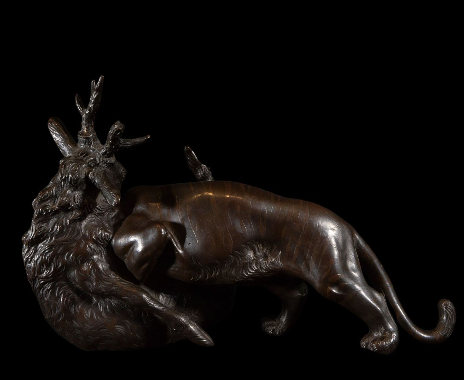 Beautiful bronze sculpture of a lion hunting a deer, 19th century - Image 6 of 6