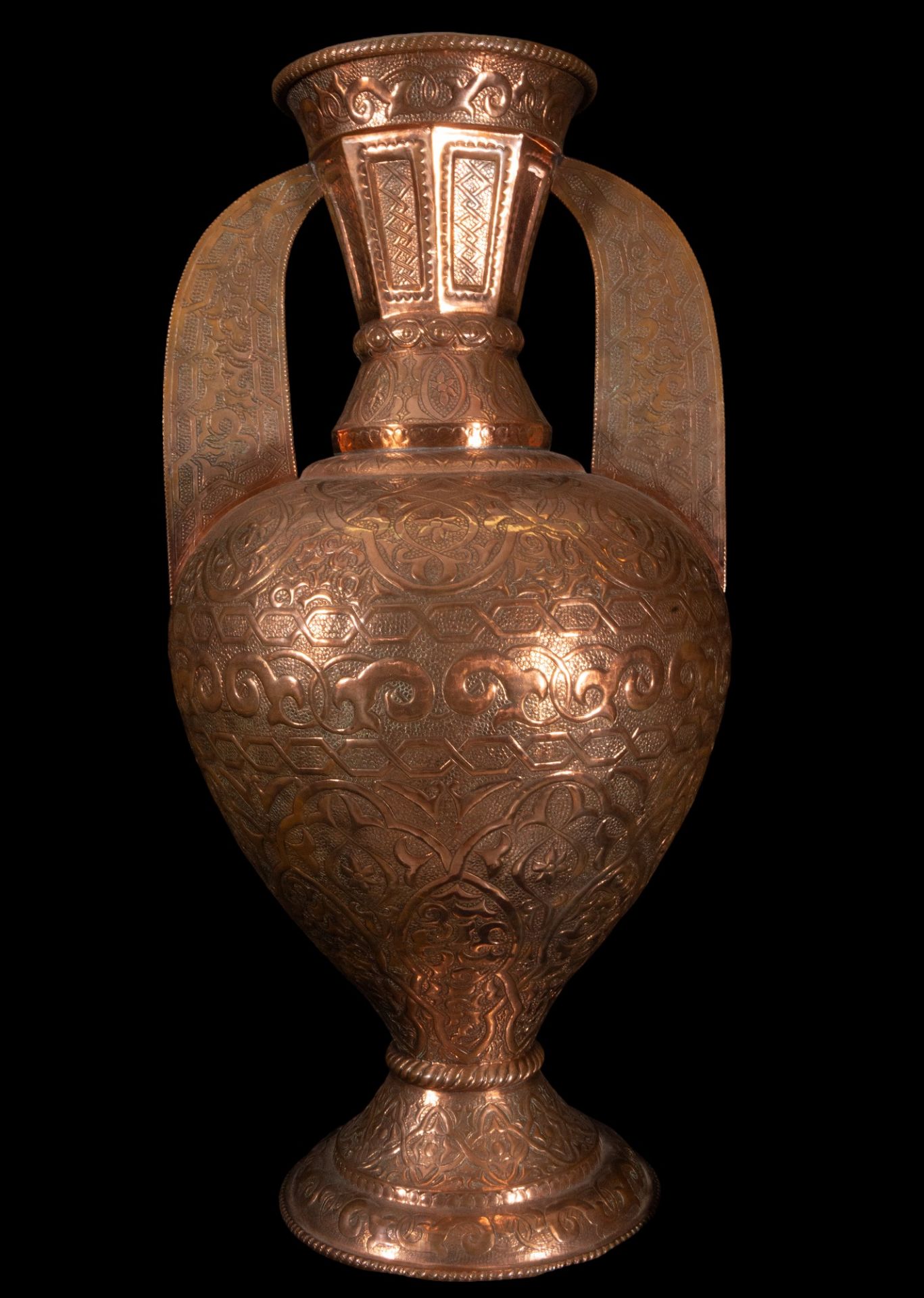 Pair of Large Embossed Copper Vases in the "Alhambra" style, Andalusian Granada work from the 19th c - Bild 3 aus 10