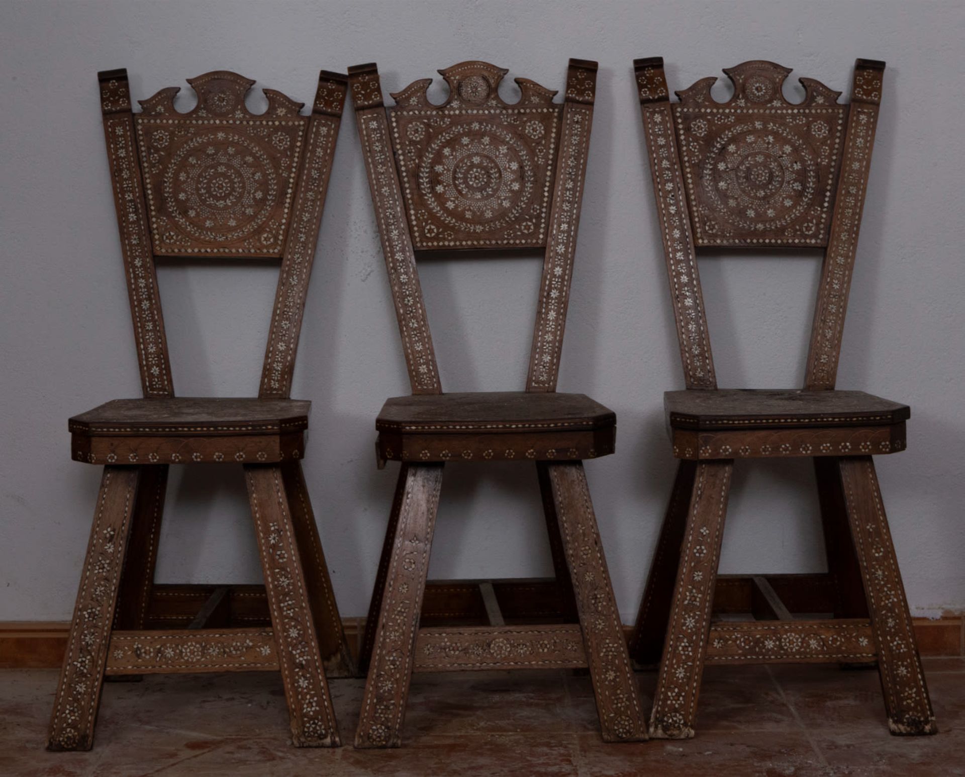 Lot of six chairs with bone inlays with geometric and floral decoration, 19th century - Image 3 of 4