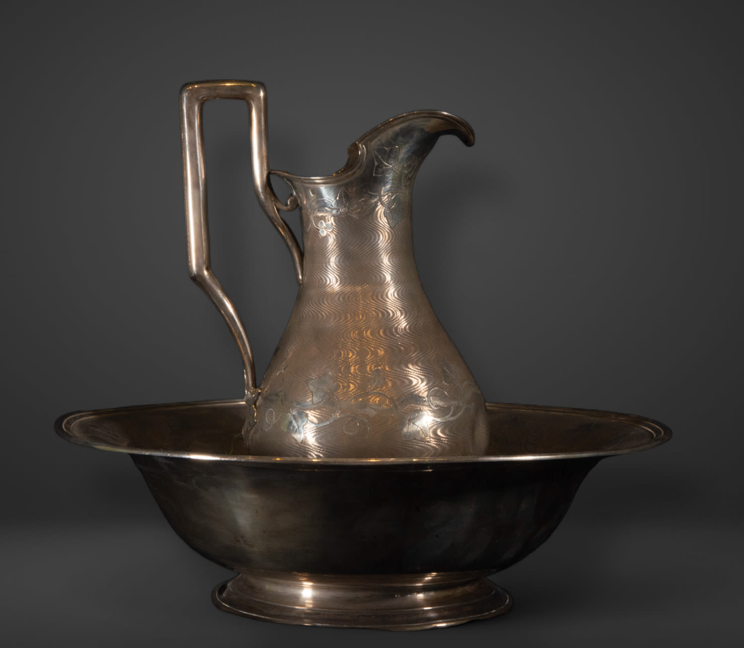 Large French Jug in sterling silver with Underplate, 19th century, 2.2 kg, in sterling silver