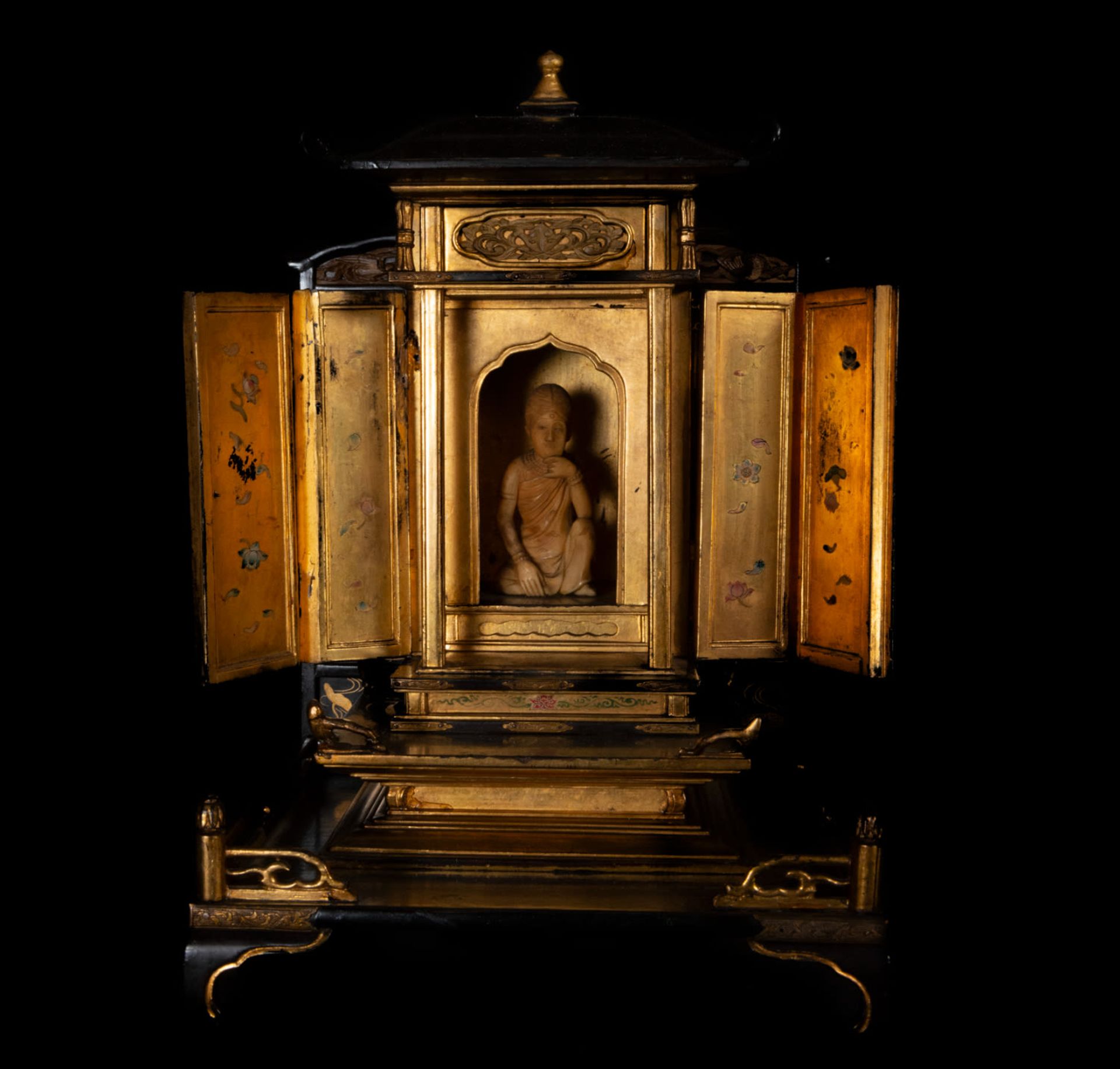 Beautiful Japanese Meiji cabinet with Buddha in lacquered and gilded wood, 19th century - Bild 3 aus 8