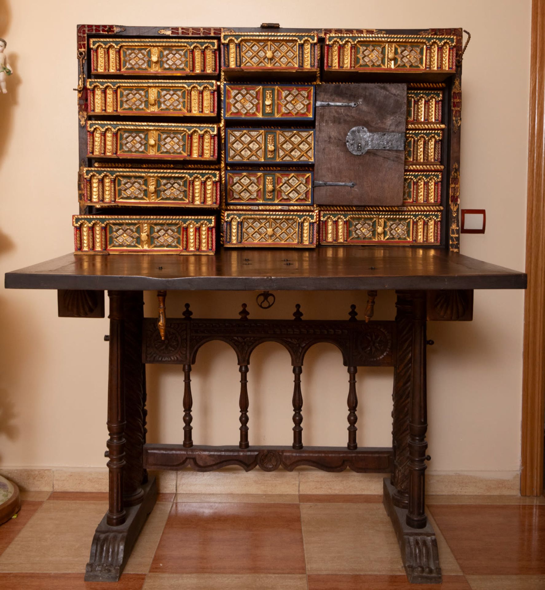 Important Spanish colonial Vargas Style "Bargueño" Cabinet with table from the 17th century early 18 - Bild 5 aus 7
