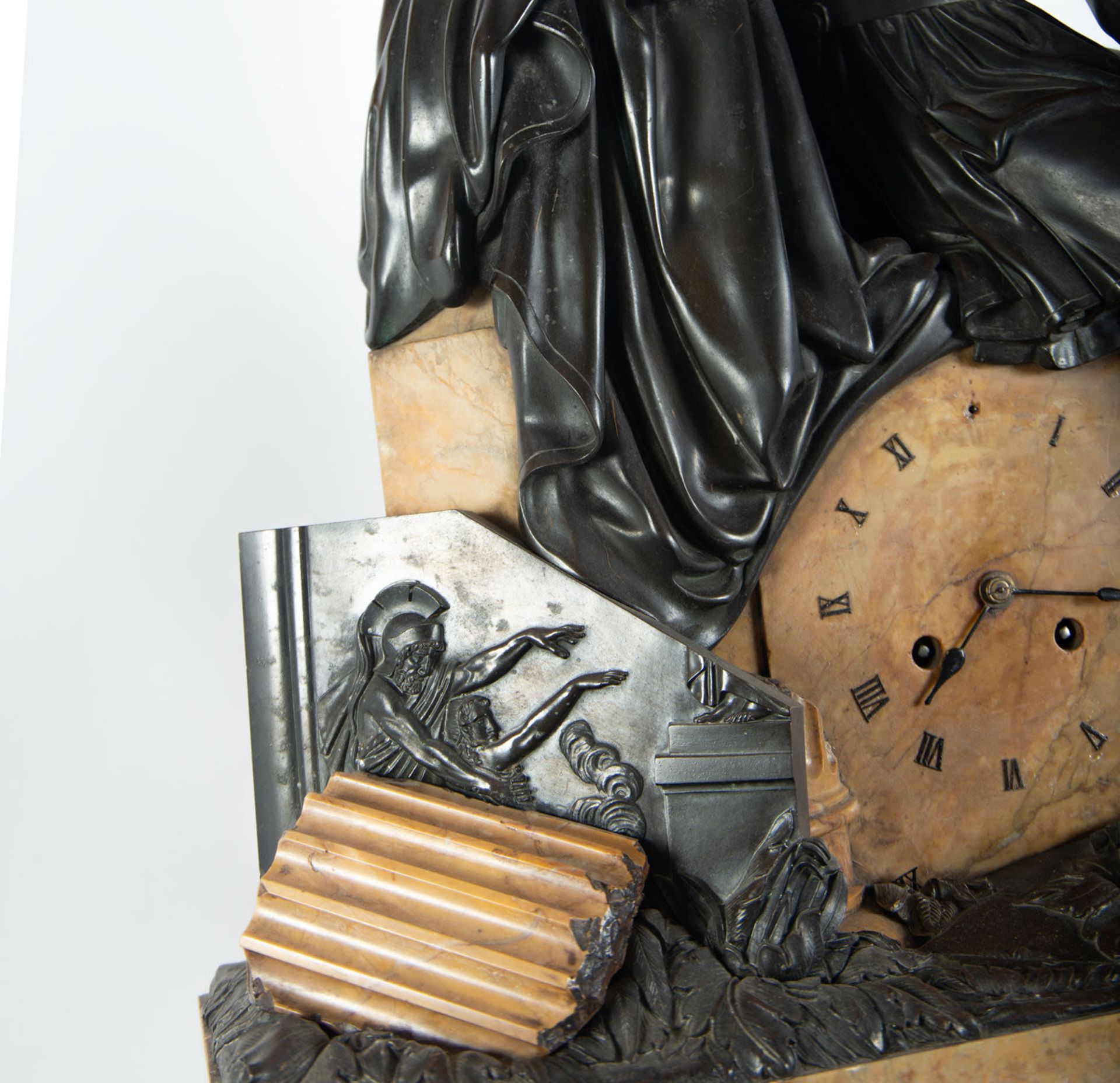 Empire style clock in patinated bronze and Aleppo marble depicting a Roman officer, 19th century - Bild 5 aus 10