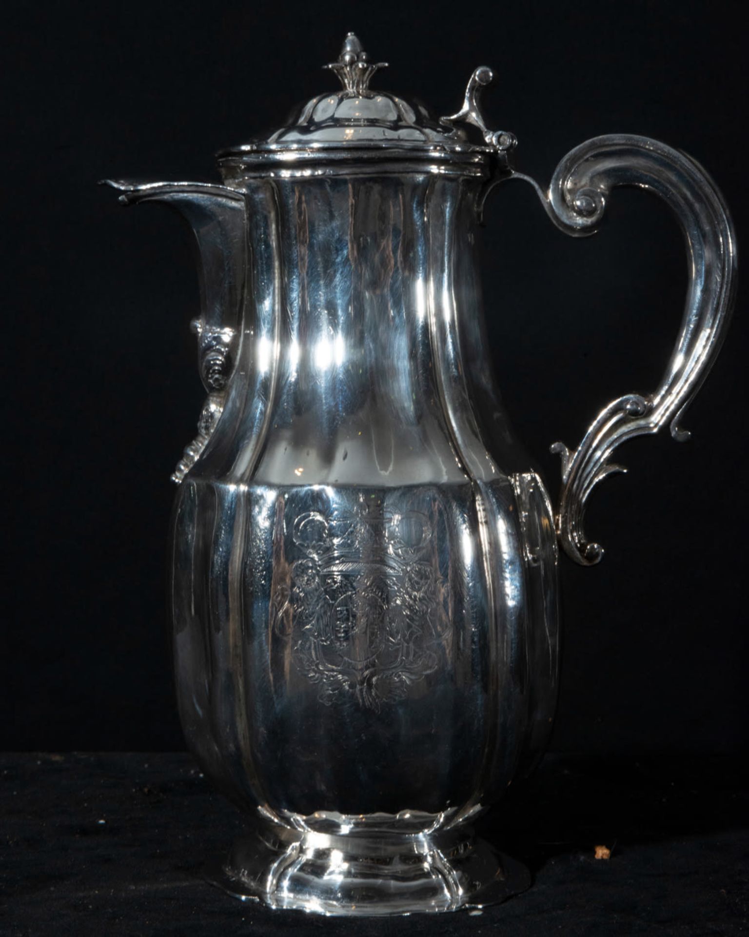 Important solid silver jug ​​with noble shield from the 18th century, Madrid, Carlos III period