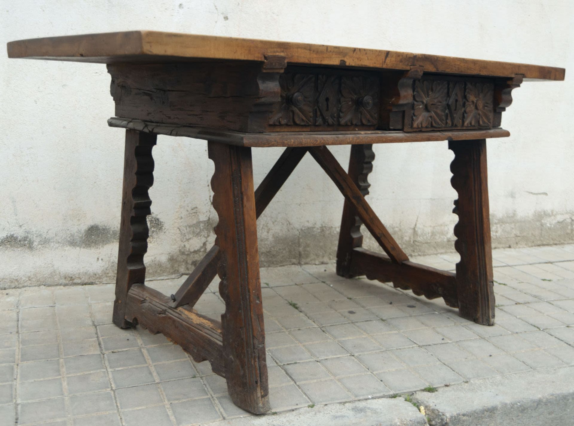 Tyrolean or German kitchen table from Bavaria in oak wood from the 16th century, Swiss or German Ren - Image 2 of 4