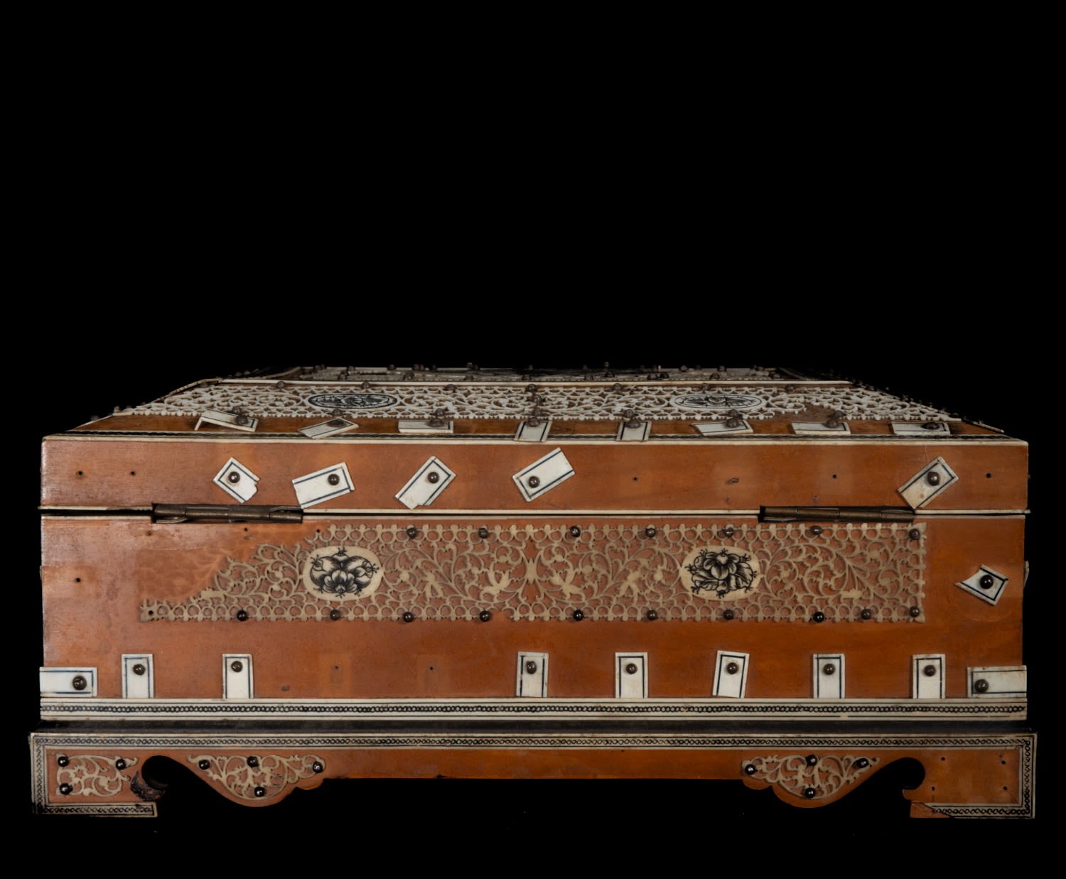 Indian tabletop chest in wood and carved bone marquetry with floral motifs, 19th century - Image 5 of 6
