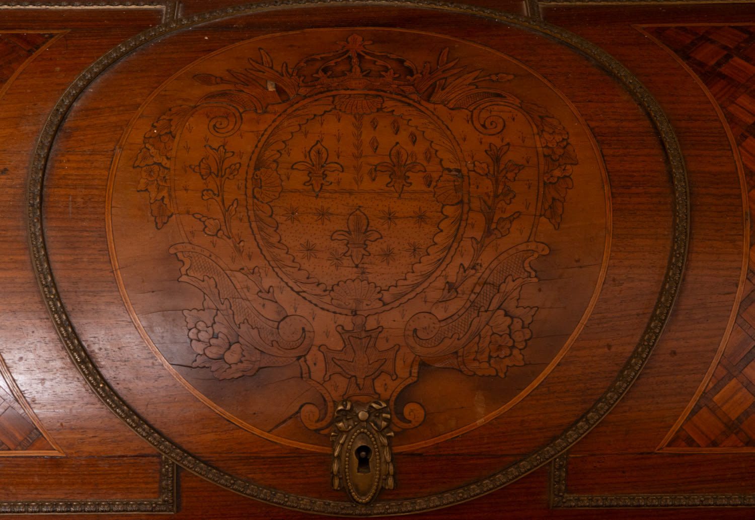 Precious "Bureau a Plat" with Bourbon shield in marquetry from the beginning of the 20th century to  - Image 3 of 6