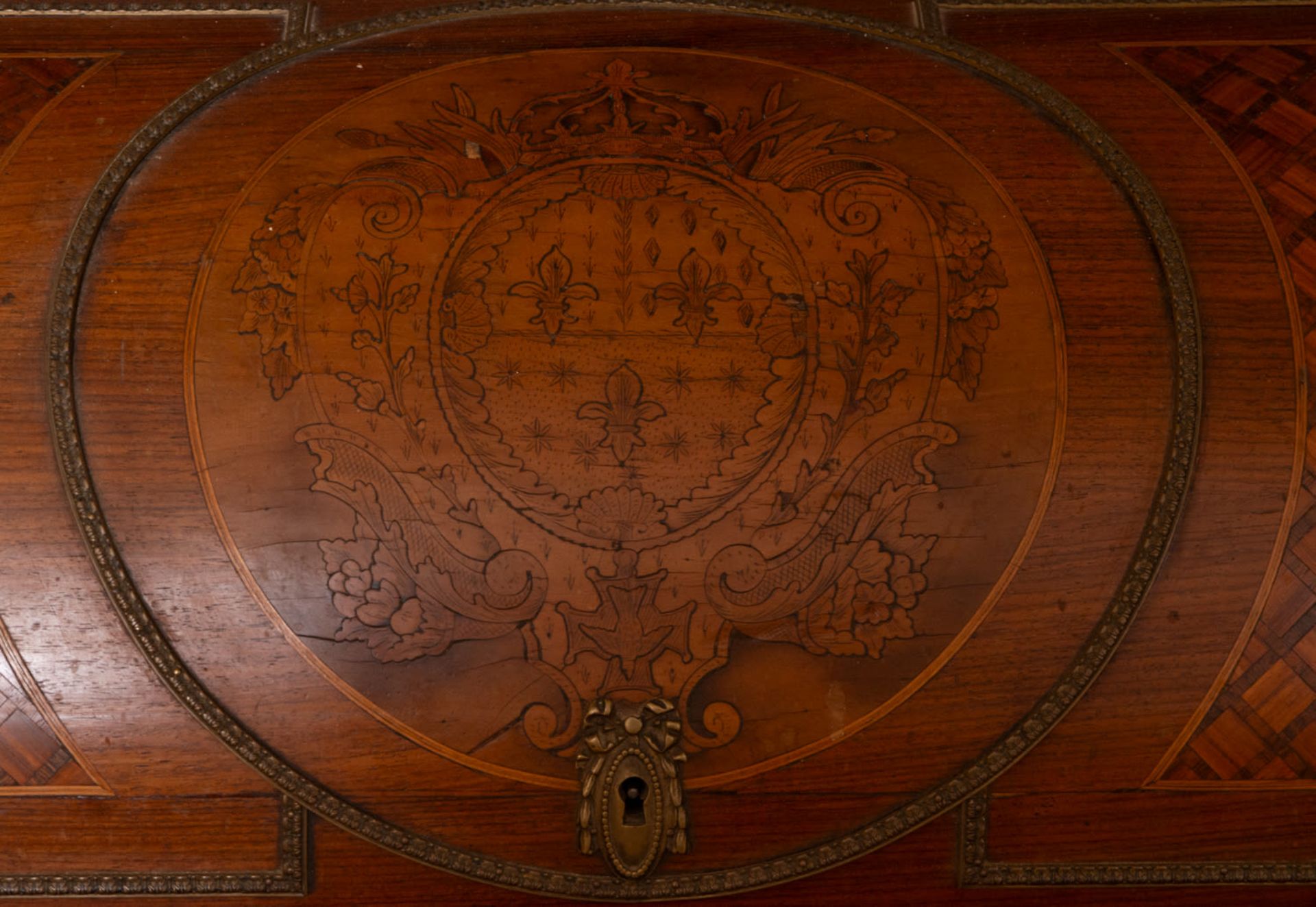 Precious "Bureau a Plat" with Bourbon shield in marquetry from the beginning of the 20th century to  - Bild 3 aus 6