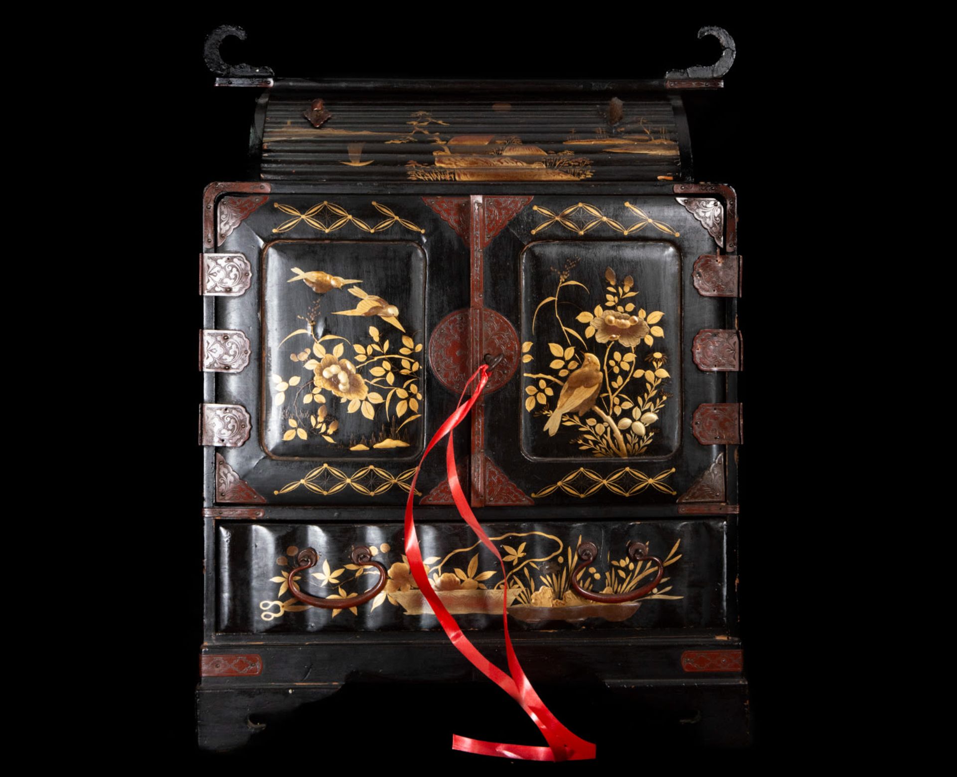 Exquisite Japanese Meiji tabletop cabinet in lacquered and gilded wood, 19th century